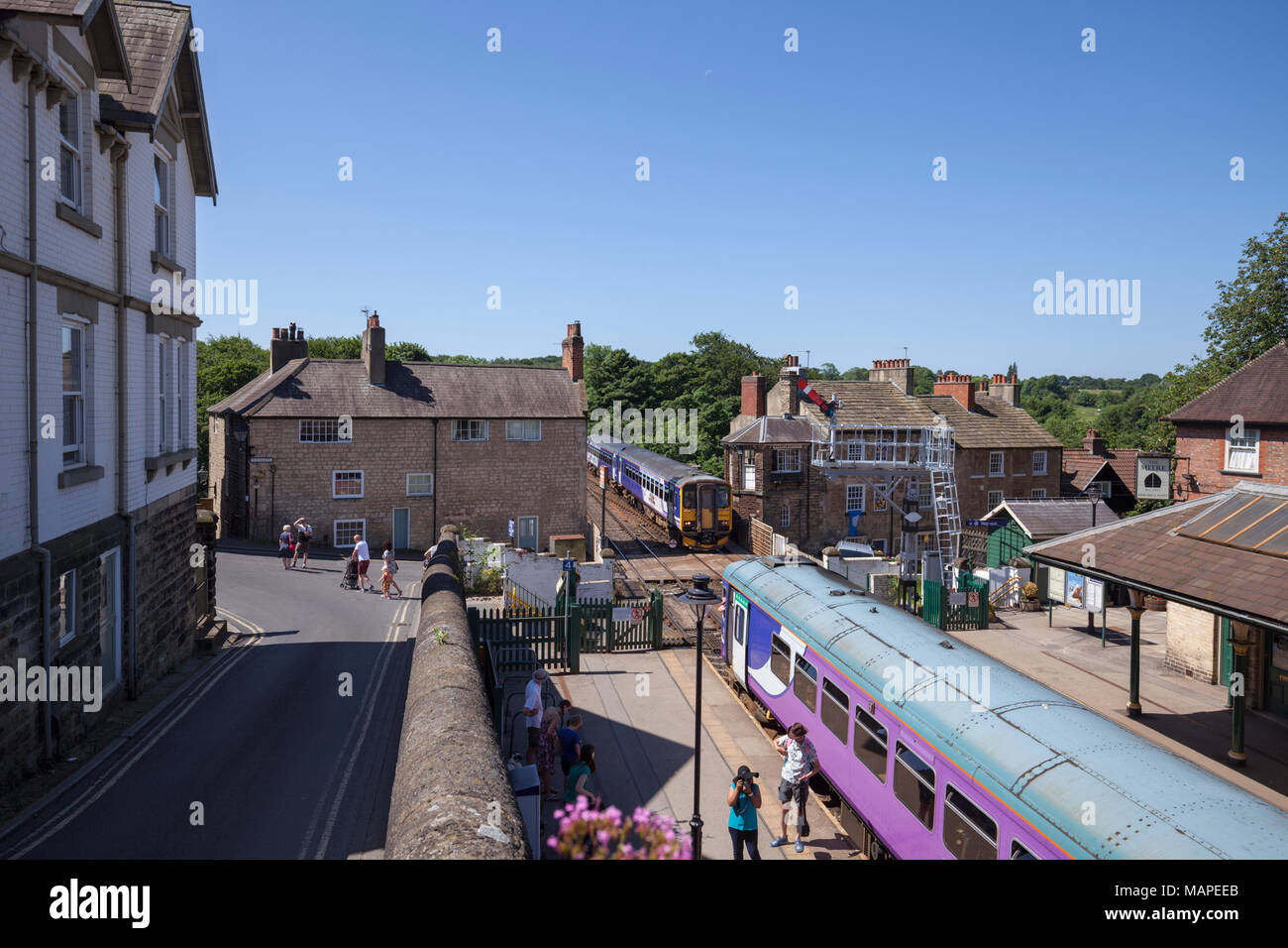 Northern Rail sprinter Züge auf Knaresborough auf der Linie von Leeds, York über Harrogate an einem Sommermorgen Stockfoto