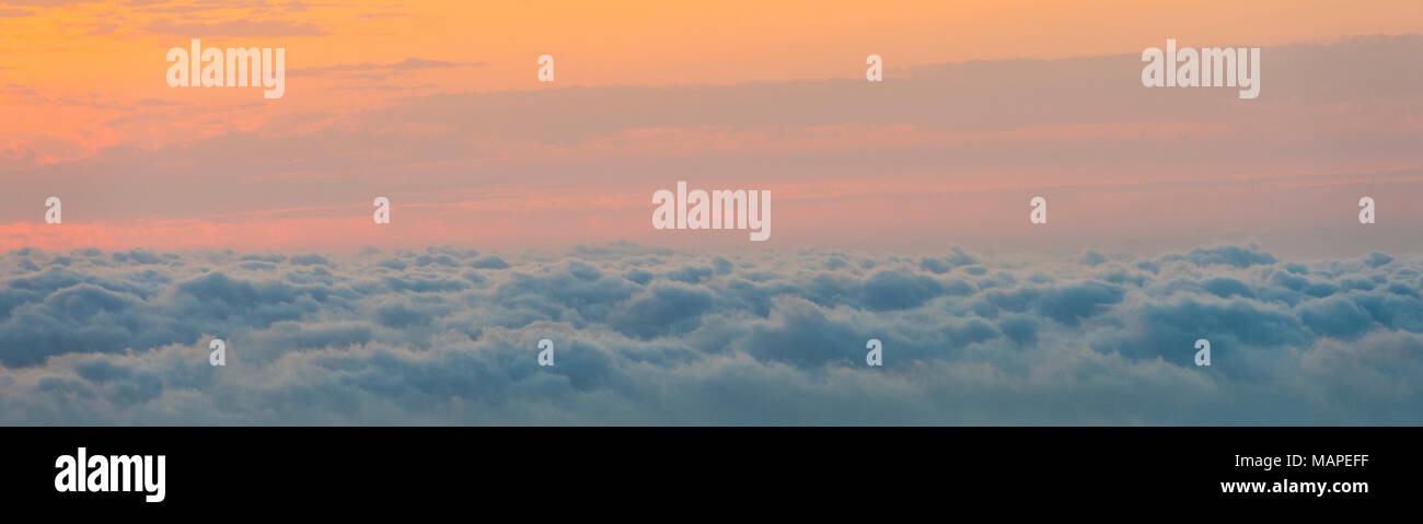 Antenne panorama Blick über den Wolken bei Sonnenaufgang, Spanien Stockfoto