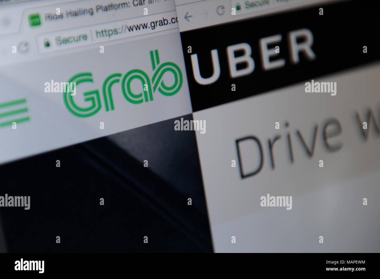 Ride Sharing Websites, Ergreifen und Uber Webseiten sind sowohl auf einem Bildschirm gesehen Stockfoto
