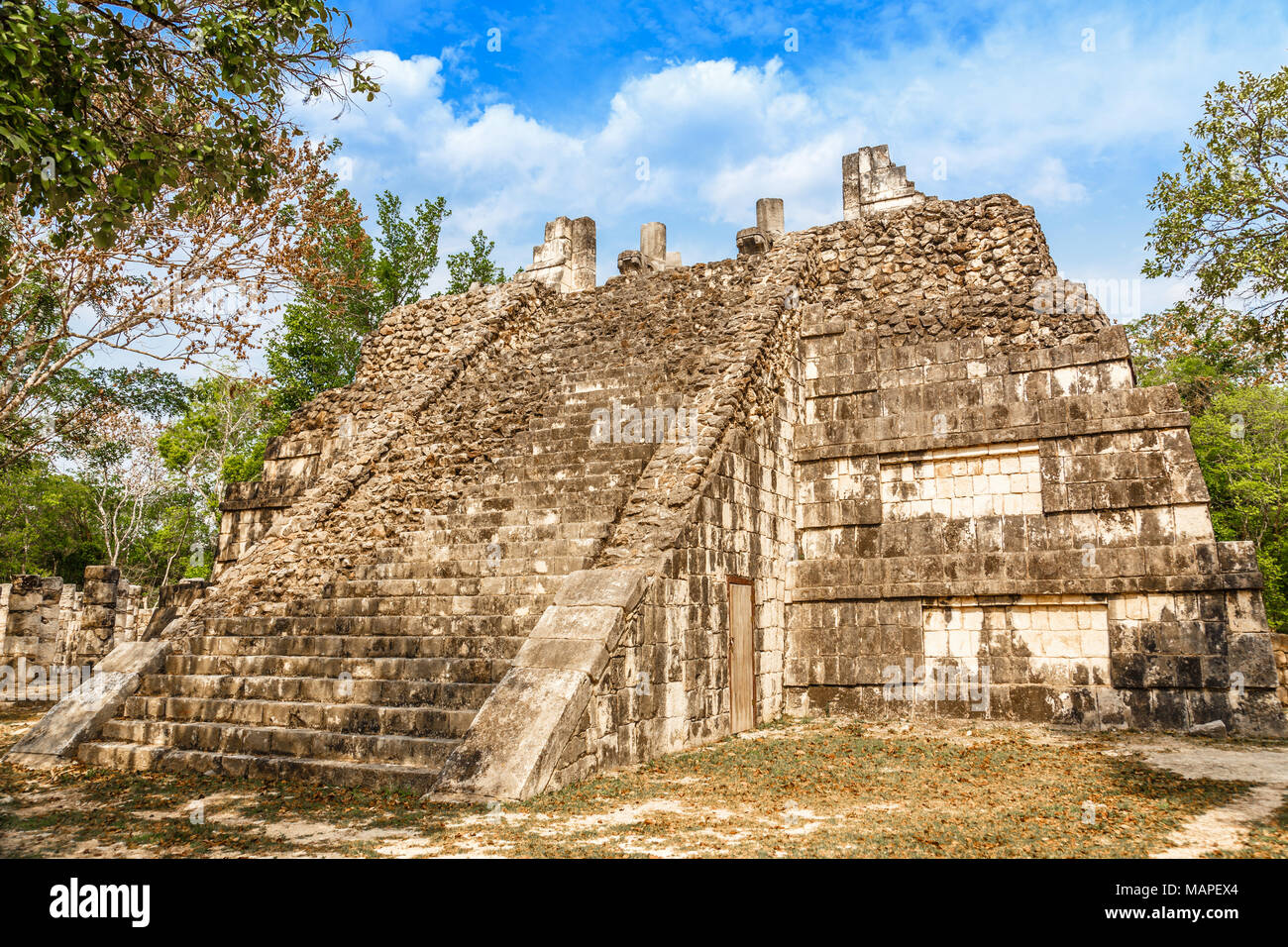 Kleine Maya Pyramide in den Wald, Chichen Itza, Yucatan, Mexiko Stockfoto