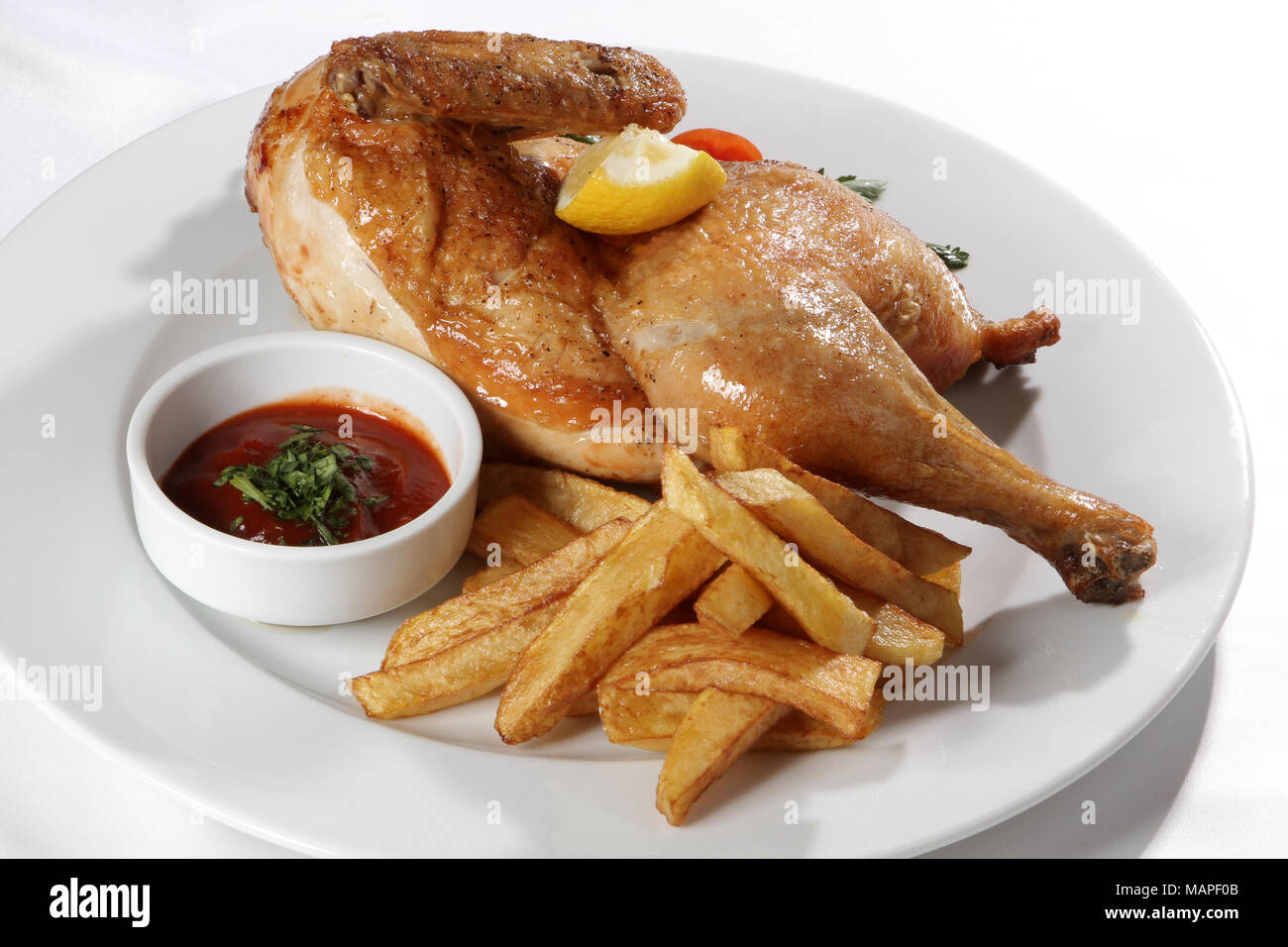 Hahnchen Mit Pommes Frites Kartoffeln Und Sauce Stockfotografie Alamy