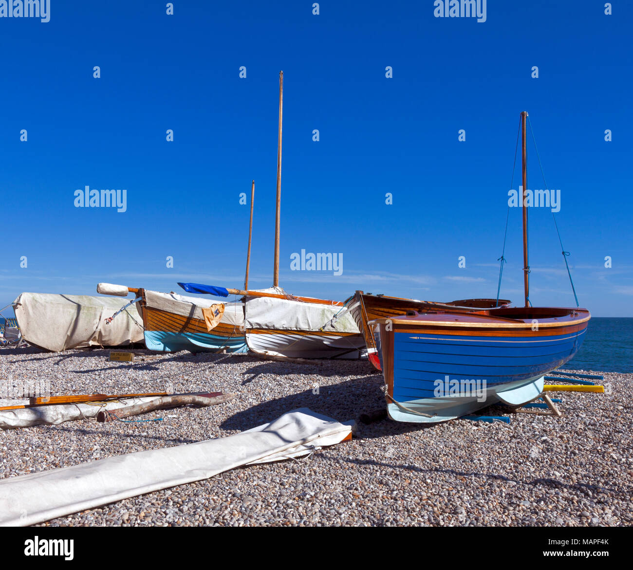 Segelboote winched bis auf den Schindel (Rock) Strand, Stadt von Bier auf der East Devon Coast, England. Stockfoto