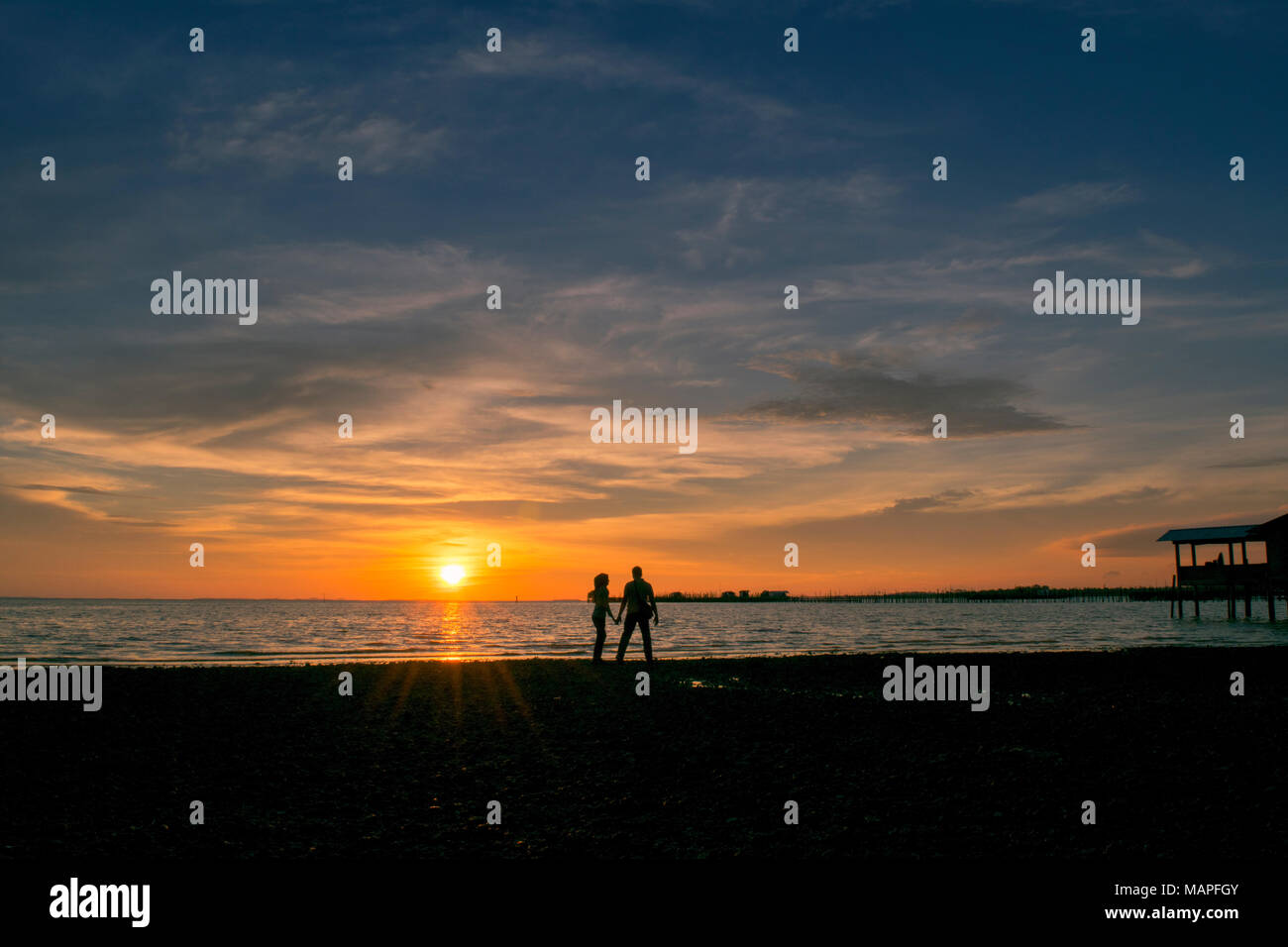 Silhouette Paar am Strand gegen Sonnenuntergang - Bintan Island, Indonesien Stockfoto