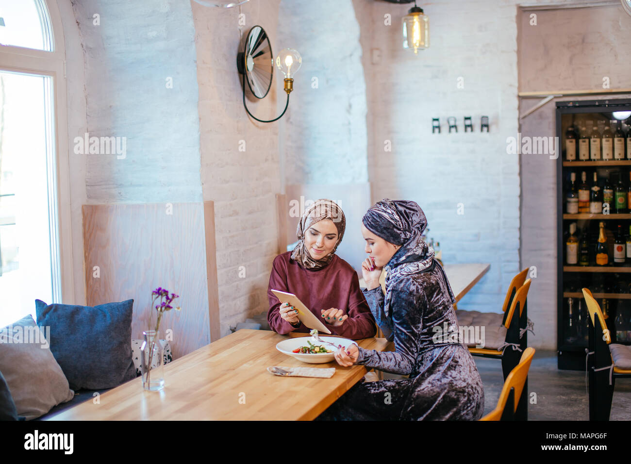 Zwei Business Partner mittels Tablet vor ihren Coffee Shop Stockfoto