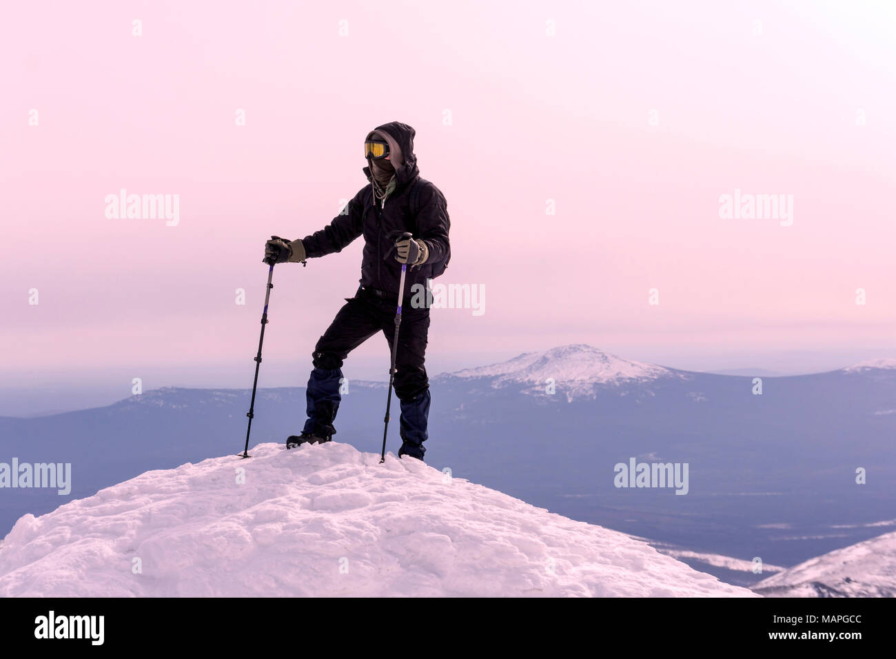 Bergsteiger eine winddichte Maske und Brille erreicht der Schnee oben auf dem Berg Stockfoto