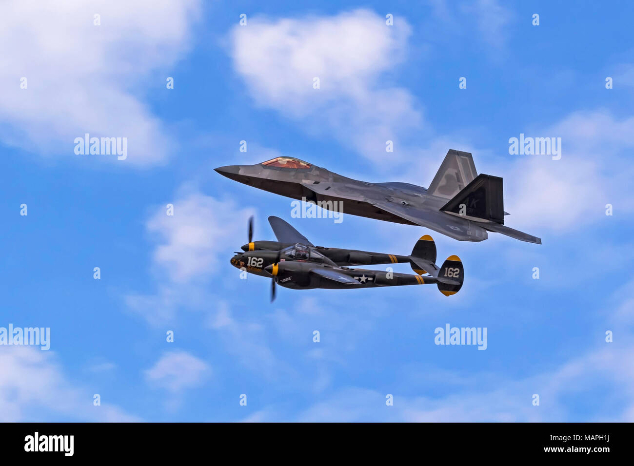 Flugzeuge P-38 Lightning und F-22 Raptor Heritage Flight Stockfoto