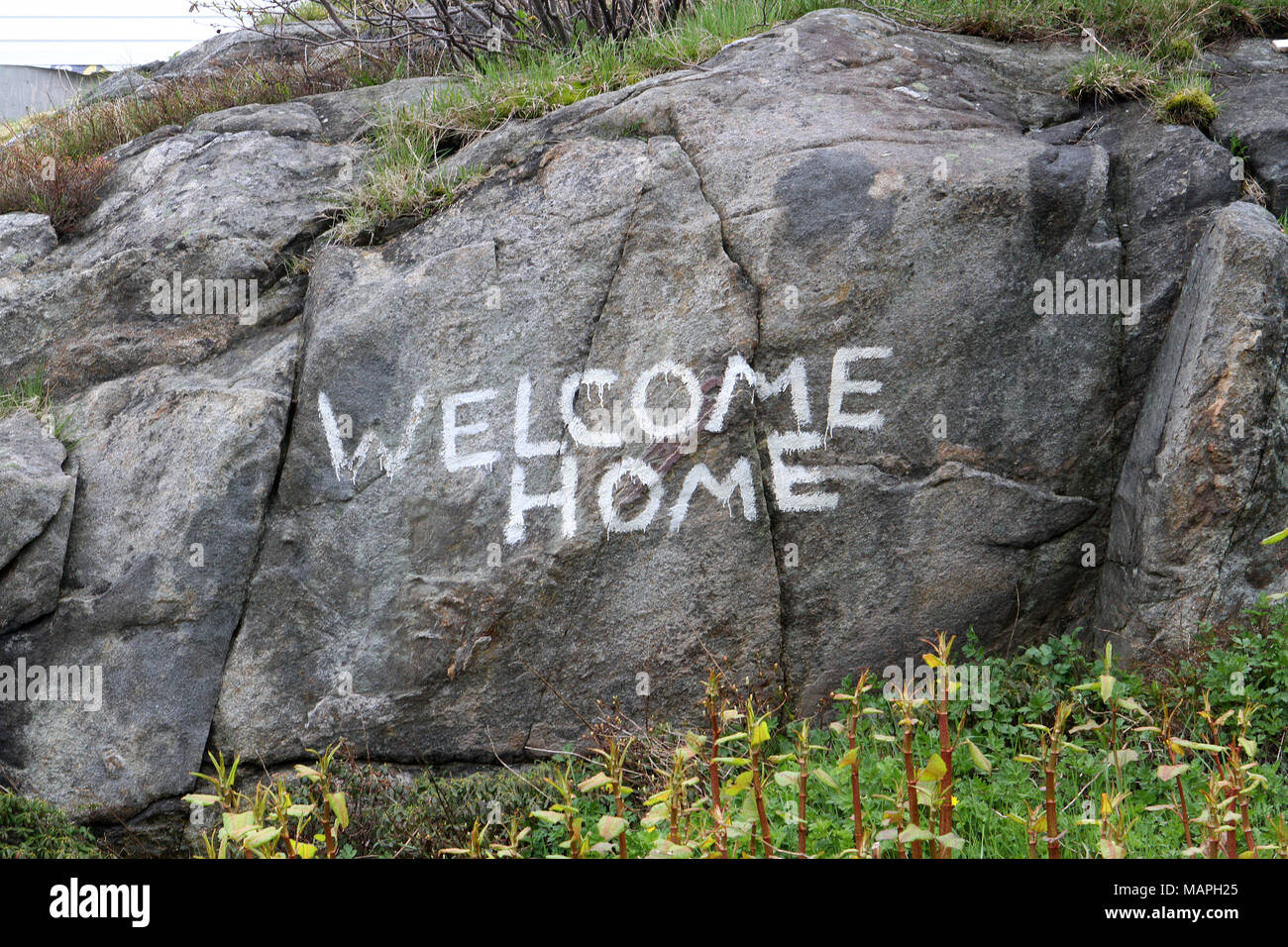 Willkommen zu Hause Zeichen auf einem Felsen gemalt Stockfoto