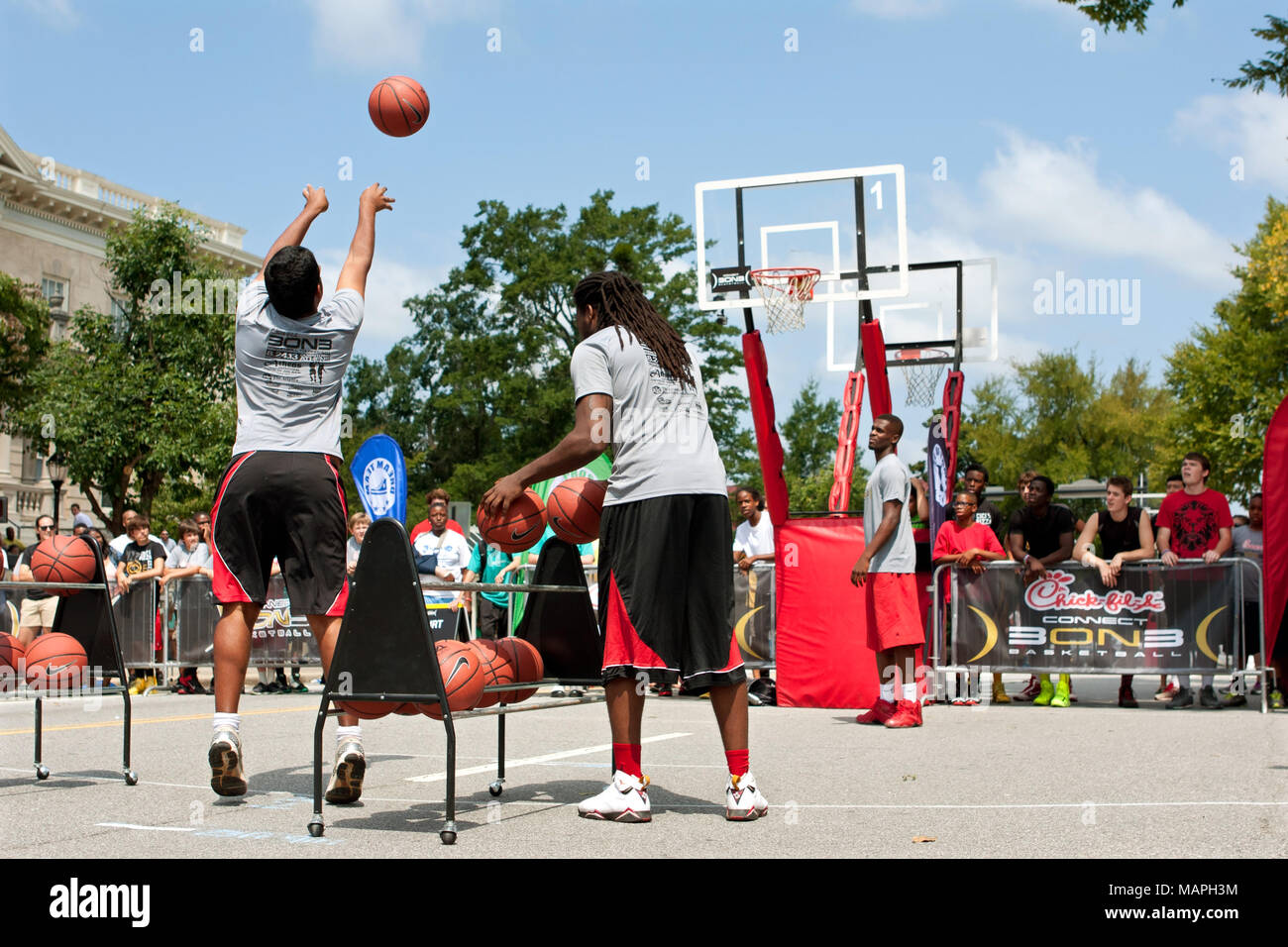 Ein junger Mann nimmt an der drei-Punkt Schuß Wettbewerb, der Teil eines 3-on-3 Basketball Turnier in der Innenstadt von Athen, GA am 24. August 2013 war. Stockfoto