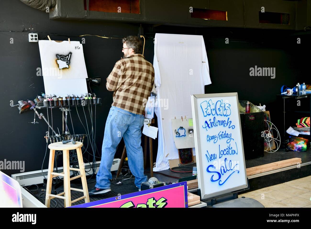 Mann airbrush Malerei in Studio shop Stockfoto