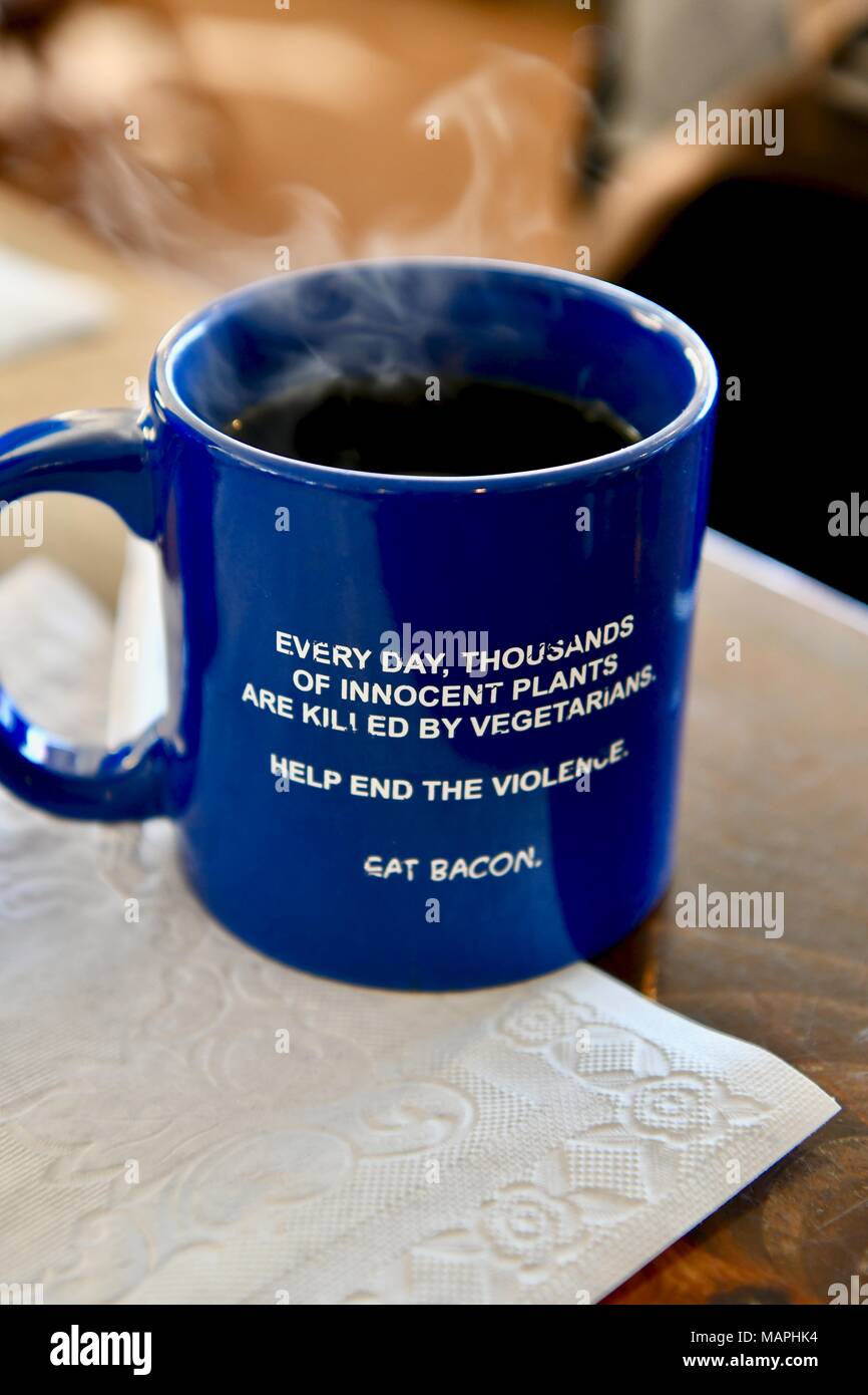 Blau Kaffeetasse mit lustigen Spruch auf es Stockfoto