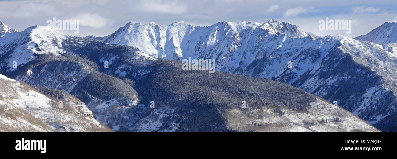 Panorama von Vail und die Gore Bereich der Colorado Rocky Mountains und Eagles Nest Wildnis mit Schnee im Winter Stockfoto
