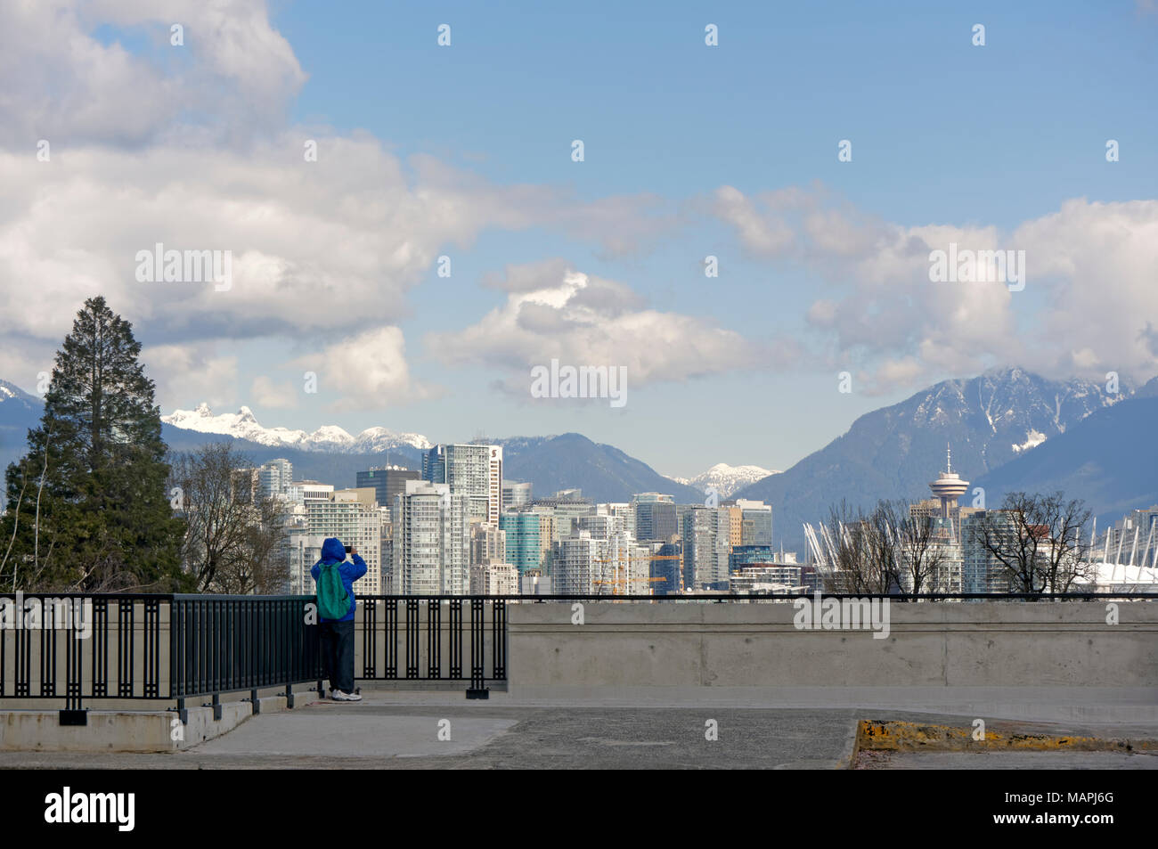 Mann fotografieren der Vancouver City Skyline und die North Shore Berge von einem Aussichtspunkt, Vancouver, BC, Kanada Stockfoto