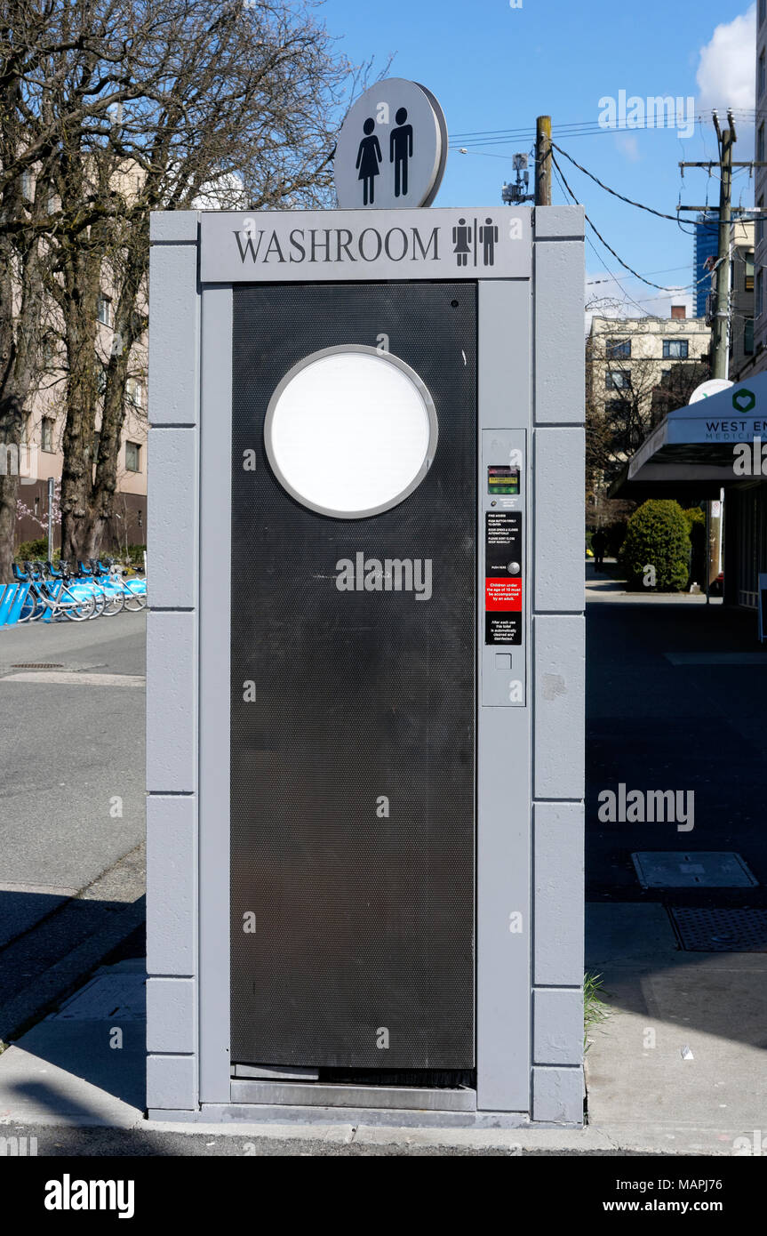 Im Freien öffentlichen Waschraum Straße Schaltkasten in der Innenstadt von Vancouver, BC, Kanada Stockfoto