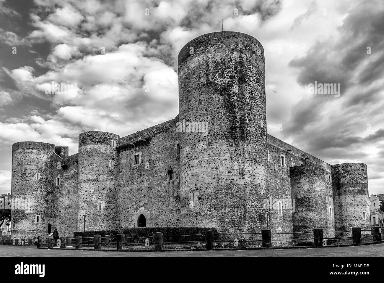 Schöne schwarze und weiße Blick auf das berühmte Schloss Ursino von Catania, Sizilien, Italien Stockfoto