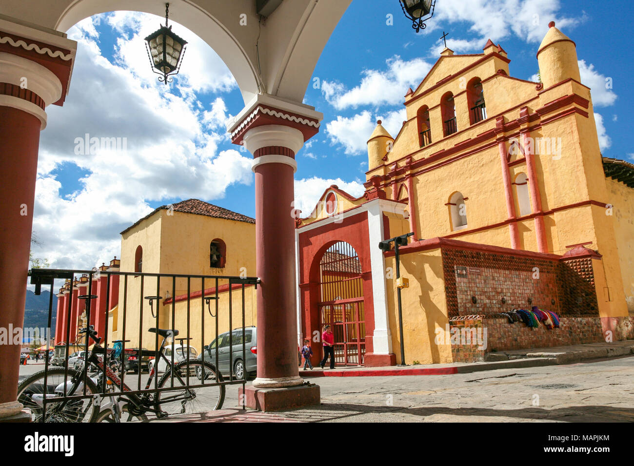 SAN CRISTOBAL DE LAS CASAS, Mexiko - März 8, 2012: alte koloniale Architektur um Zocalo, dem zentralen Platz in San Cristobal de las Casas, Mexiko. Stockfoto