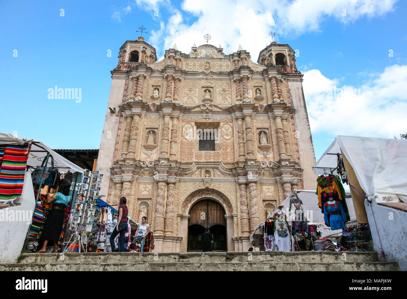 SAN CRISTOBAL, Mexiko - März 8, 2012: Santo Domingo Kirche barocke Fassade und Geschenk Markt in San Cristobal de las Casas, Mexiko. Stockfoto