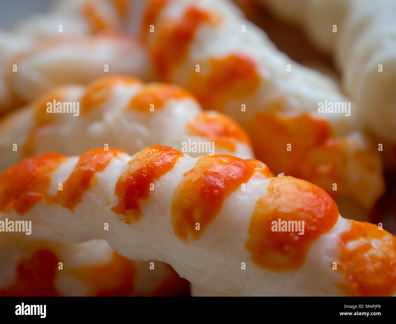 Garnelenschwänze mit Meeresfrüchtegeschmack aus Surimi Stockfoto