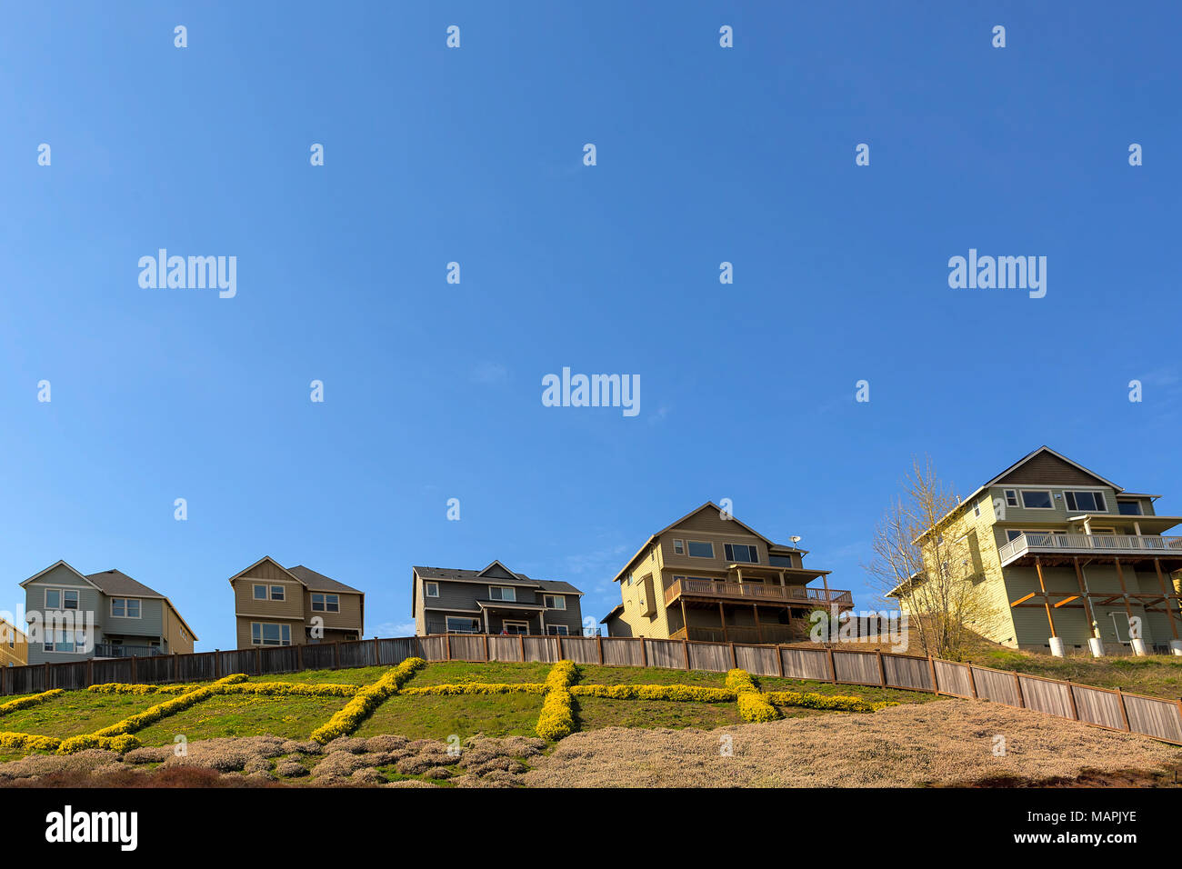 Einfamilienhäuser auf Stelzen entlang der Hügel in Nordamerikanischen Vorstadtnachbarschaft Stockfoto