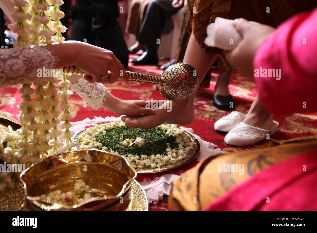 Waschen des Bräutigams Füße traditionelle indonesische Javanische Hochzeit Stockfoto