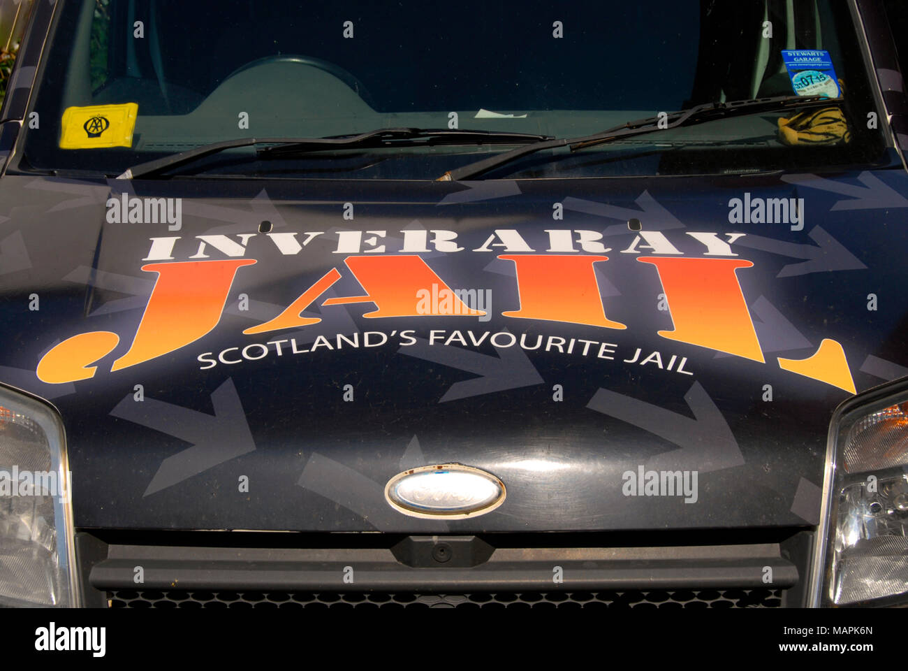 Fahrzeug mit Werbung für Inveraray Jail, Schottland, auf der Motorhaube Stockfoto