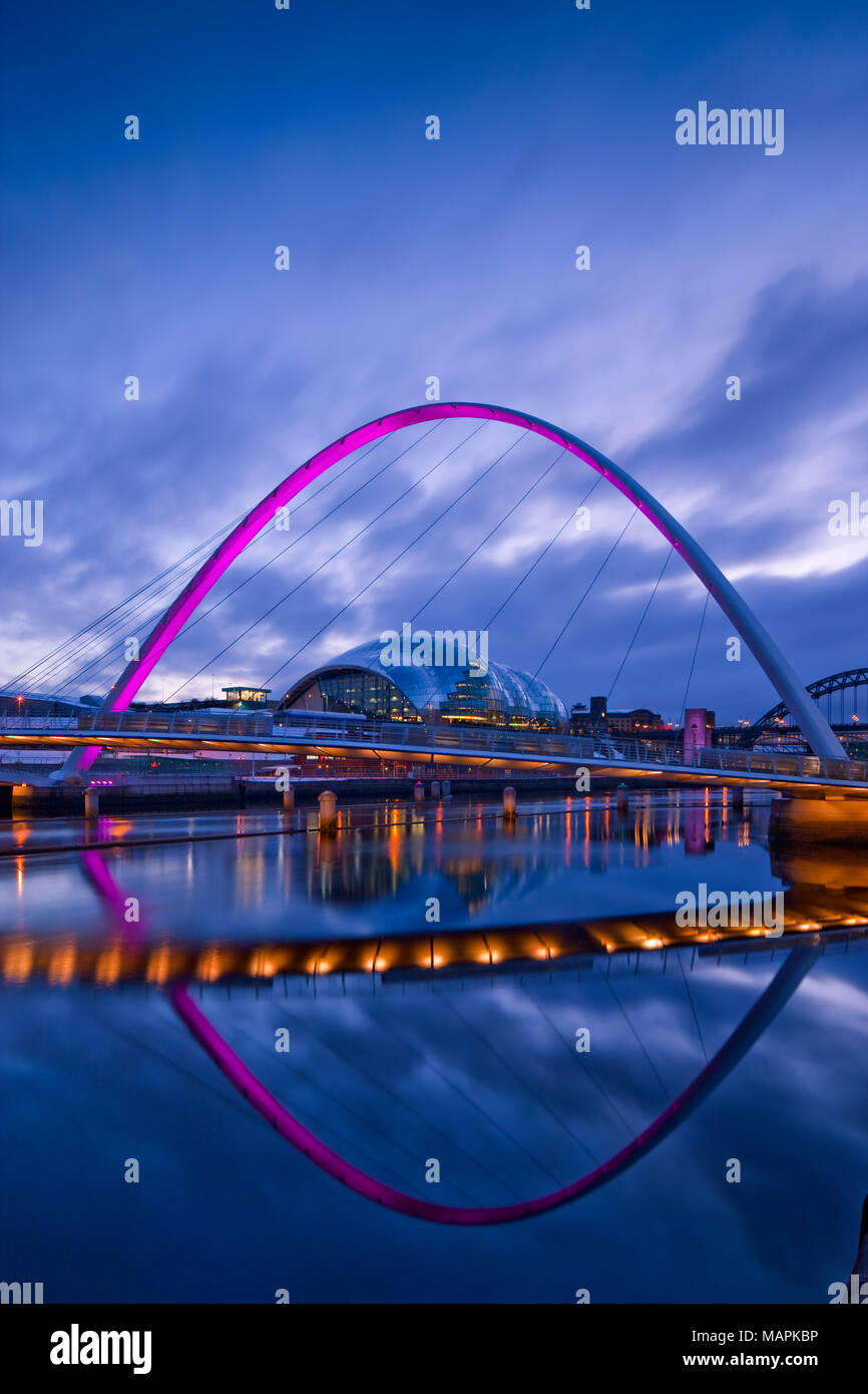 Millennium Bridge und The Sage Centre Gateshead Newcastle upon Tyne Northumberland England in der Dämmerung Stockfoto