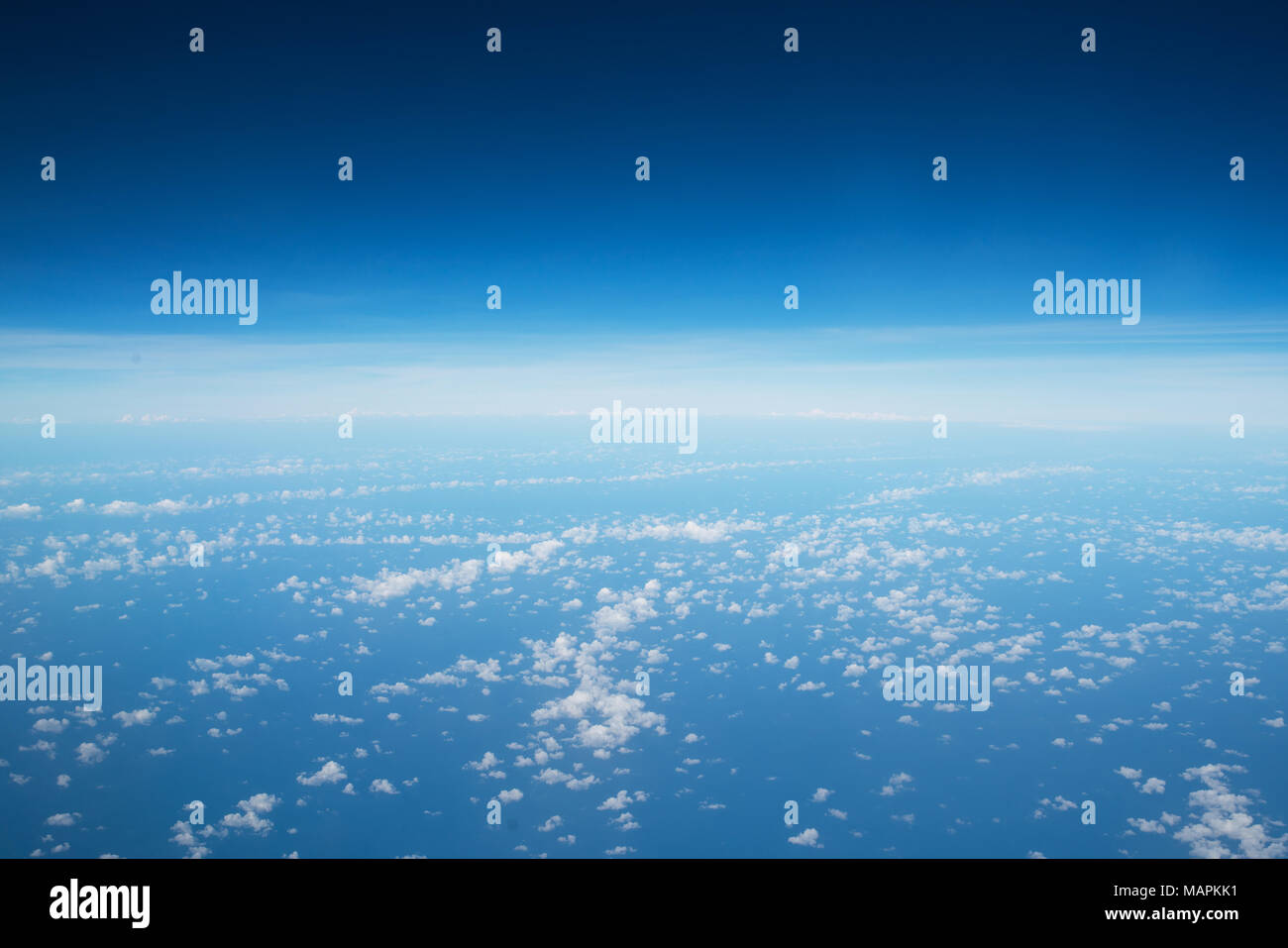 Himmel Hintergrund über Ausbreitung cloud Scatter, Skyline separate Zone zwischen Cloud und Oben blau, schießen aus hohen anzeigen Stockfoto
