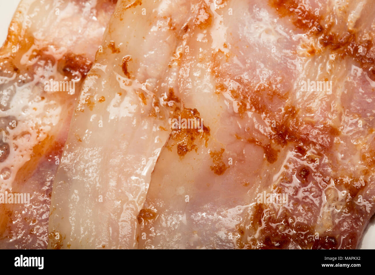 Bauchspeck, unsmoked EU Speck von einem Supermarkt gebraten auf einem George Foreman Grill Fett reduzieren mit dem natürlichem Fett des Specks. Großbritannien Stockfoto