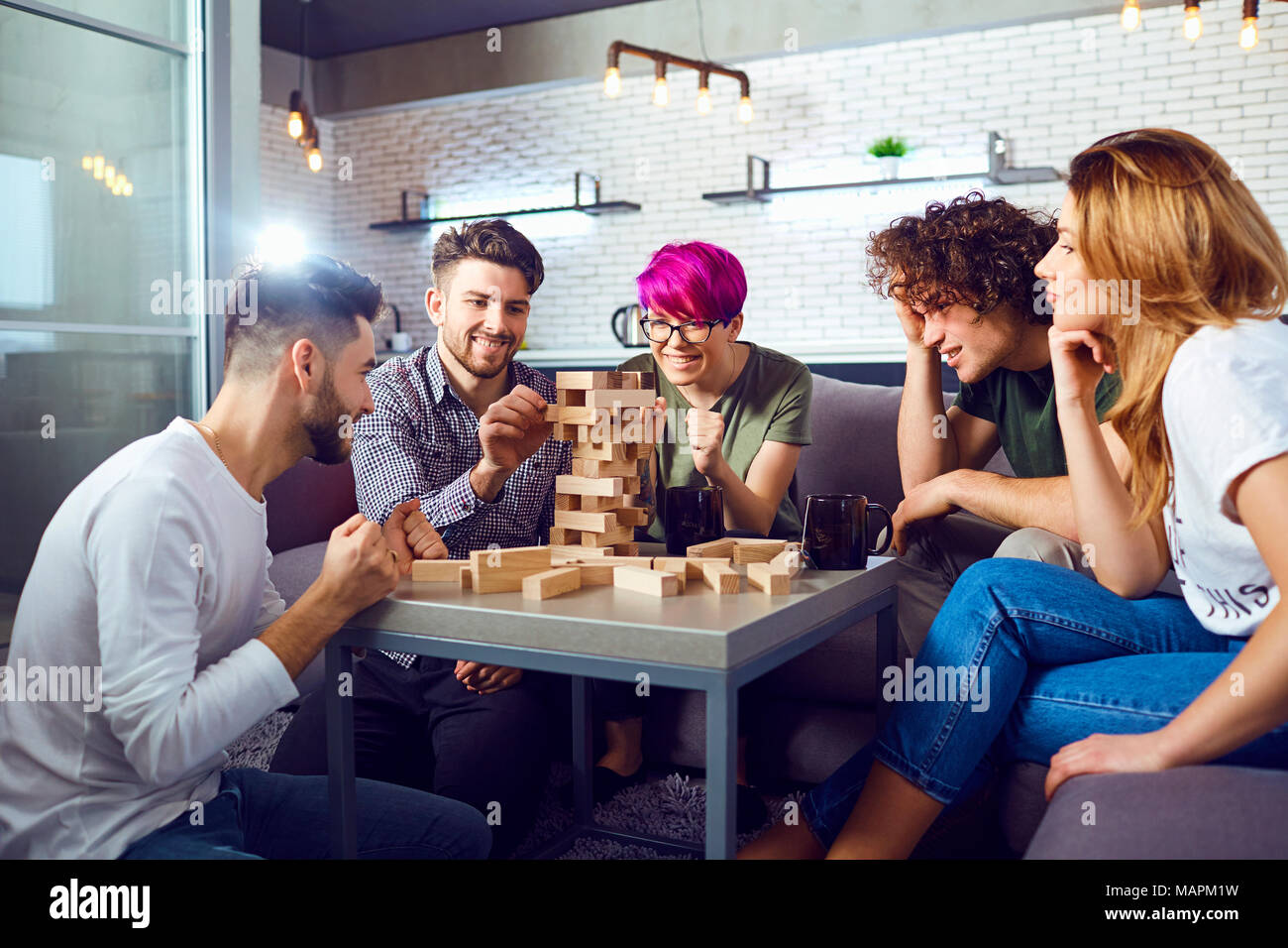 Eine Gruppe von Freunden spielen Sie Brettspiele im Zimmer. Stockfoto