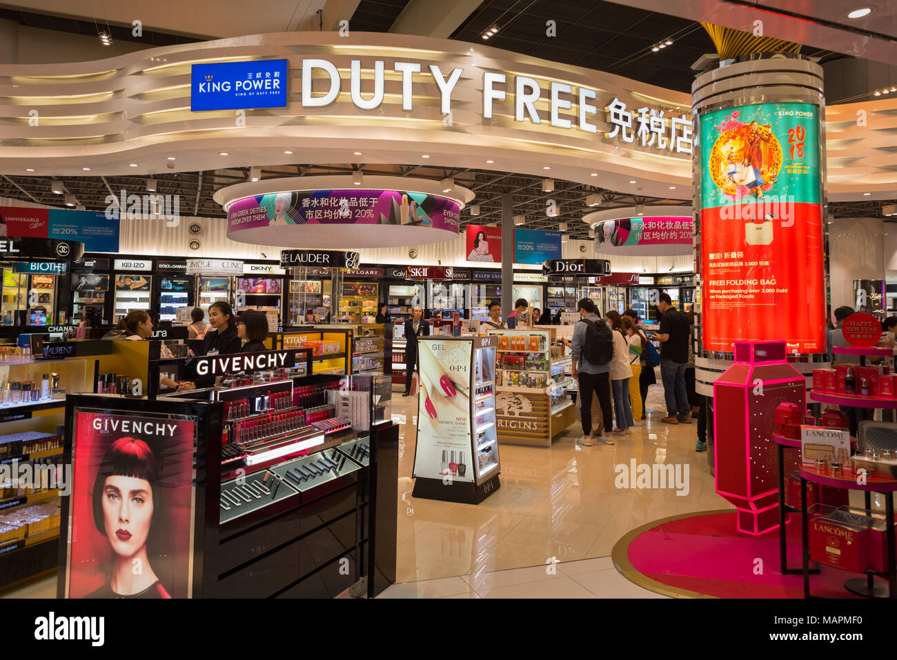 Duty Free Shop, Kosmetik der bekanntesten Marken bei Don Mueang International Airport verkauft. 'Duty Free' in Englisch und Chinesisch Geschrieben am Namensschild Stockfoto