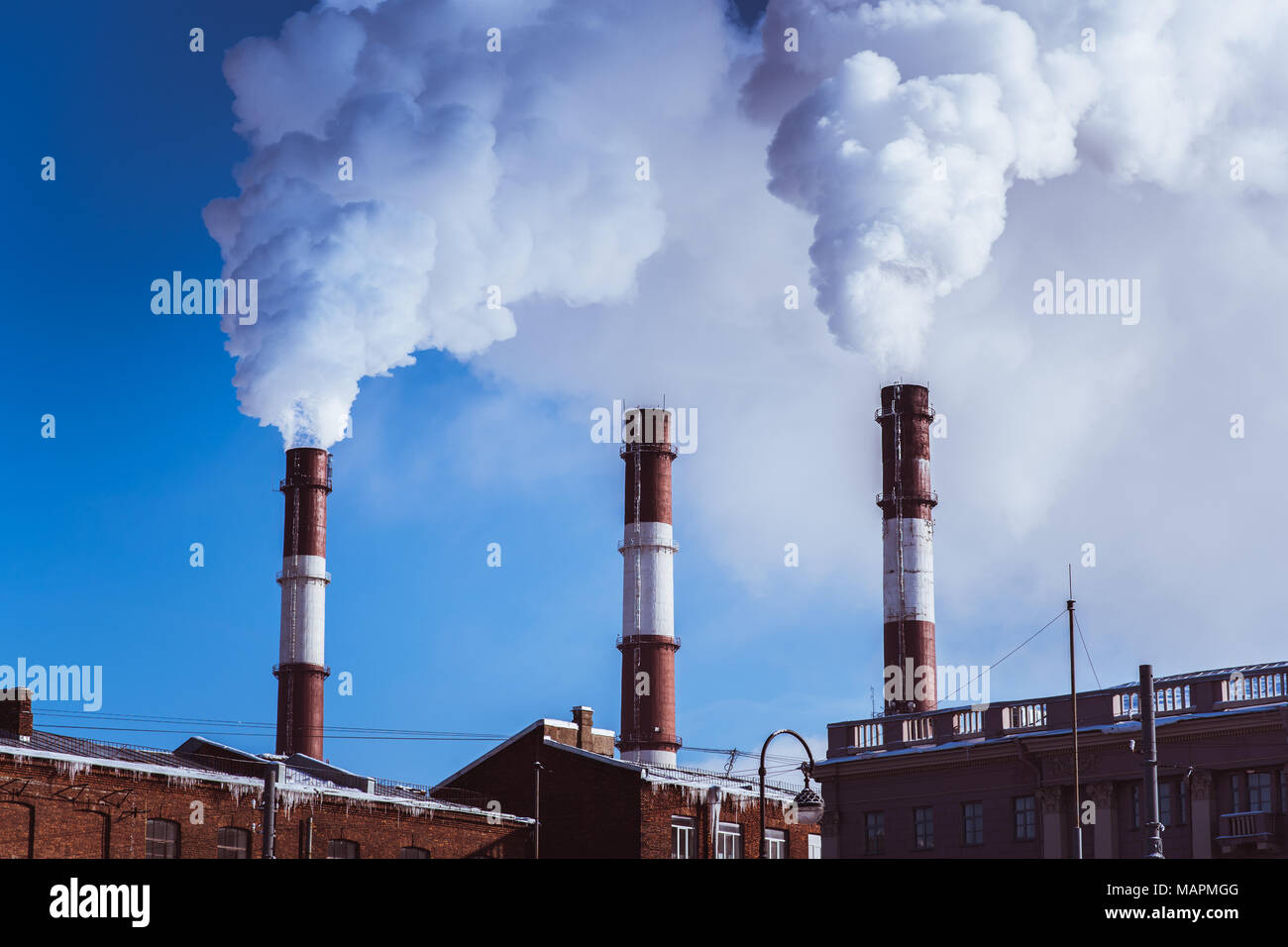 Thermisches Kraftwerk Pfeifen in die Luft in St. Petersburg, Russland ausbrechen Stockfoto