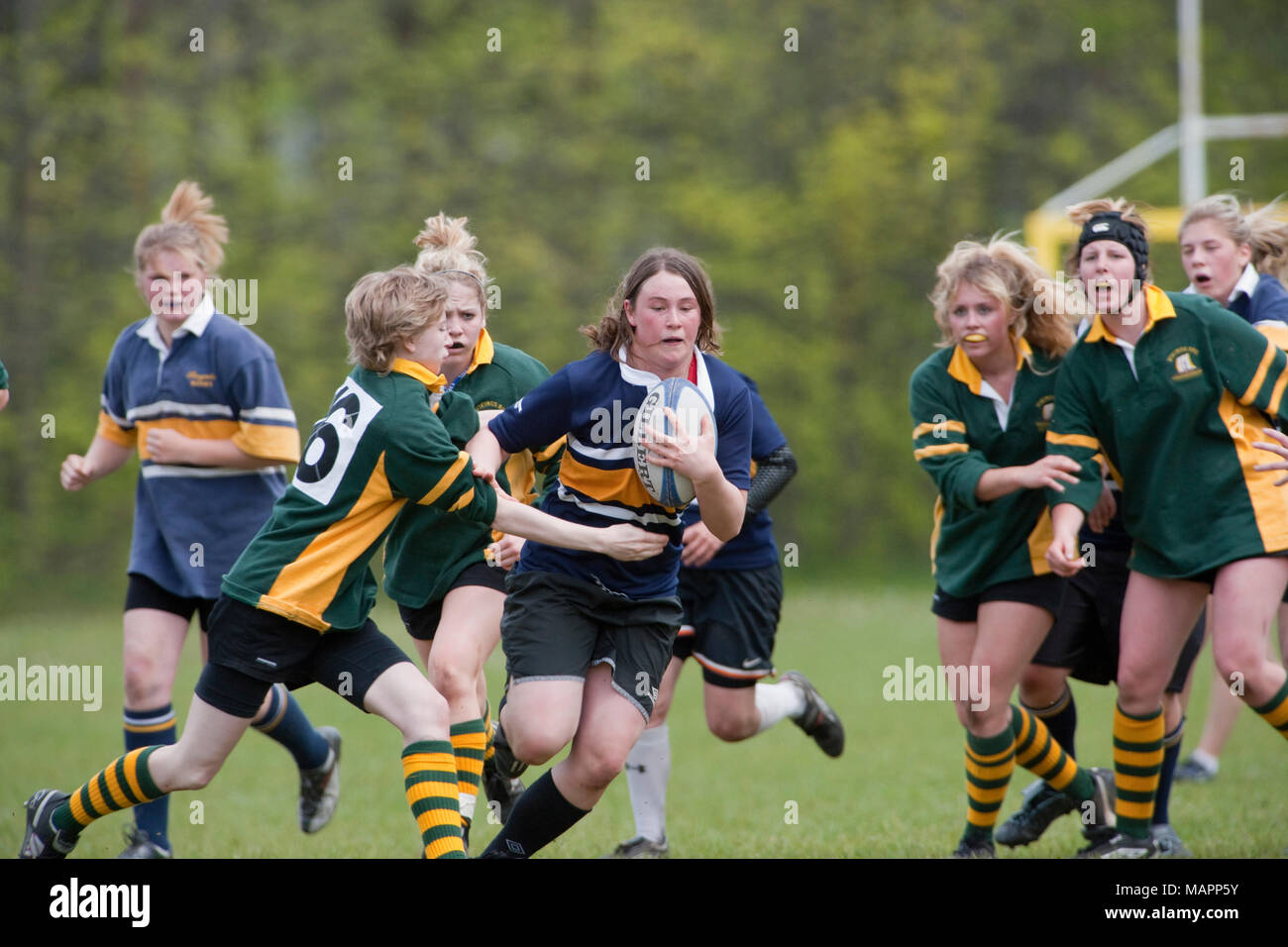 Mädchen mit Ball in Rugby Spiel Stockfoto