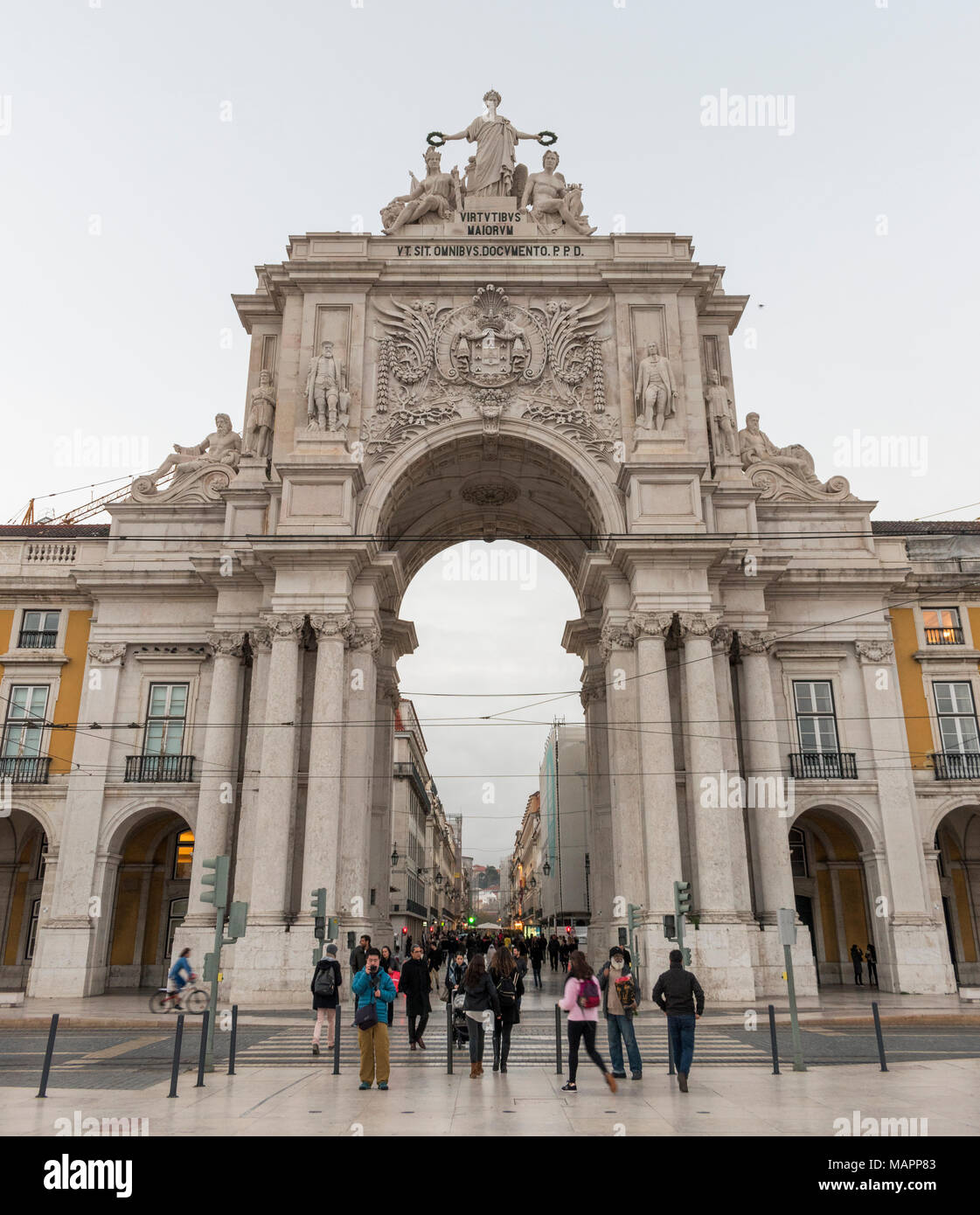 Die Rua Augusta arch in der Praca do Comercio Stockfoto