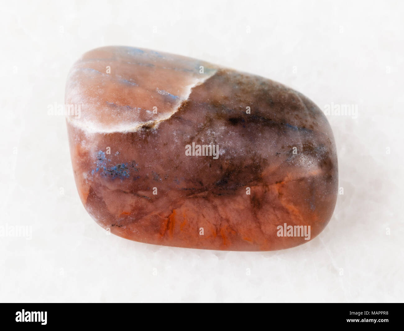 Makroaufnahmen von natürlichen Mineralgestein Muster - polierte Irnimite Edelstein auf weißem Hintergrund aus Dzhavodinskoye Mine, Khabarovsk, Rus Stockfoto