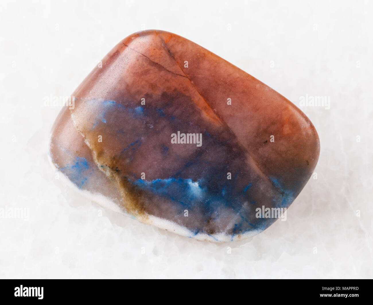 Makroaufnahmen von natürlichen Mineralgestein Muster - trommelsteine Irnimite Edelstein auf weißem Hintergrund aus Dzhavodinskoye Mine, Khabarovsk, Russ Stockfoto