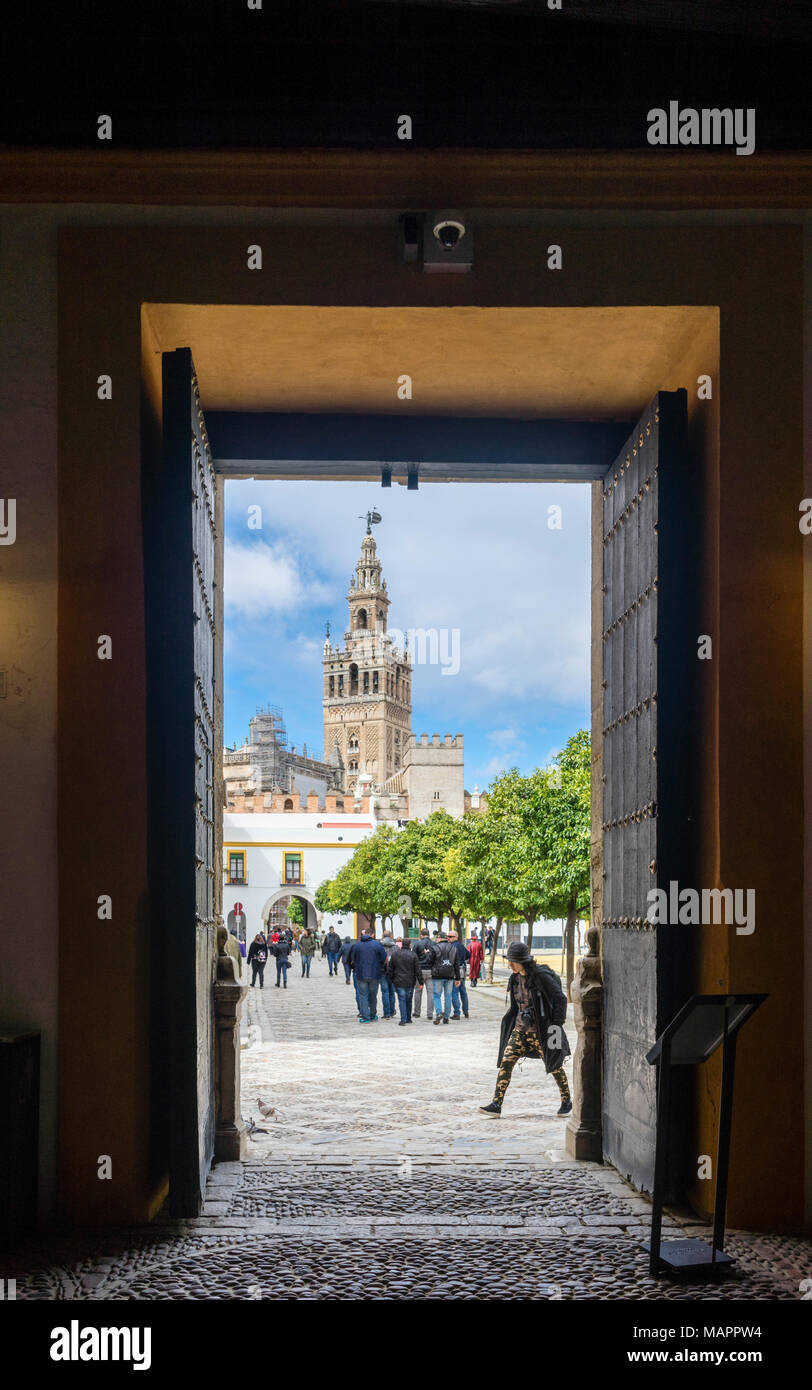 Sicht auf den Patio de Banderas Plaza (Hauptplatz) und die Kathedrale von Sevilla Giralda Glockenturm in der spanischen Stadt Sevilla 2018, Andalusien, Spanien Stockfoto
