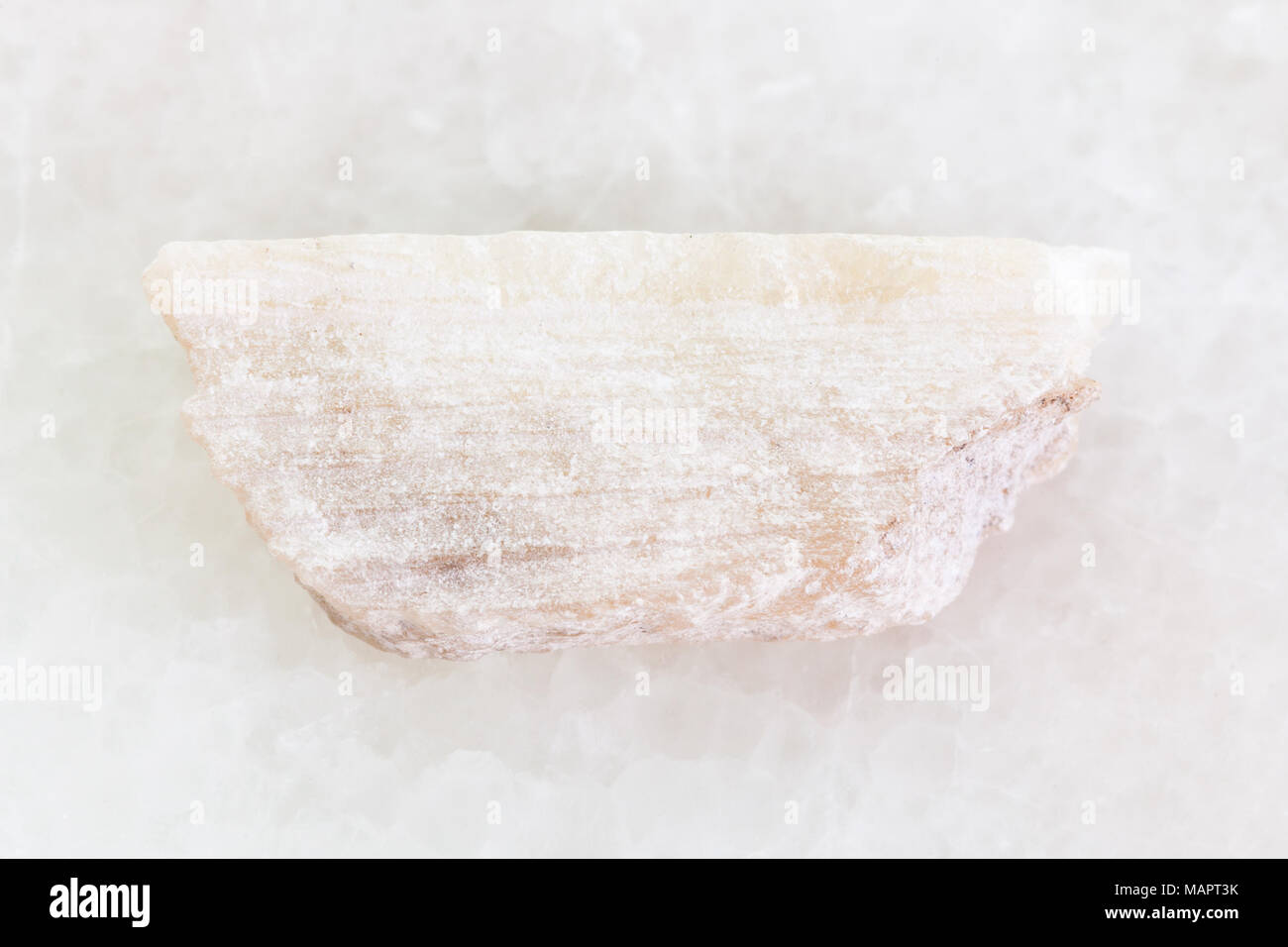 Makroaufnahmen von natürlichen Mineralgestein Muster - grobe Talkum Stein auf weißem Hintergrund Stockfoto