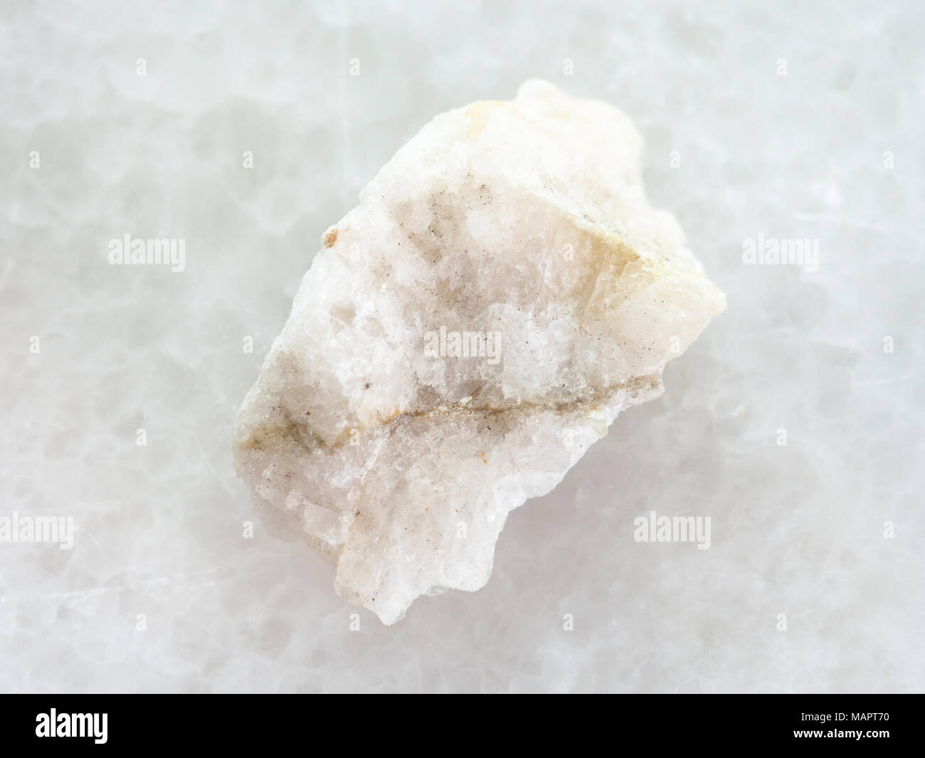 Makroaufnahmen von natürlichen Mineralgestein Muster - scheelit Vene (Tungsten Erz) in rohen Stein auf weißem Hintergrund Stockfoto