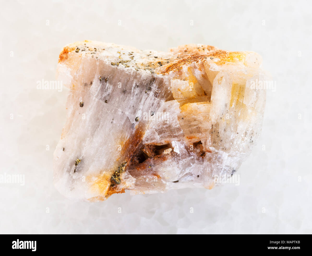 Makroaufnahmen von natürlichen Mineralgestein Muster - Gold in rauen Quarz Stein auf weißem Hintergrund Stockfoto