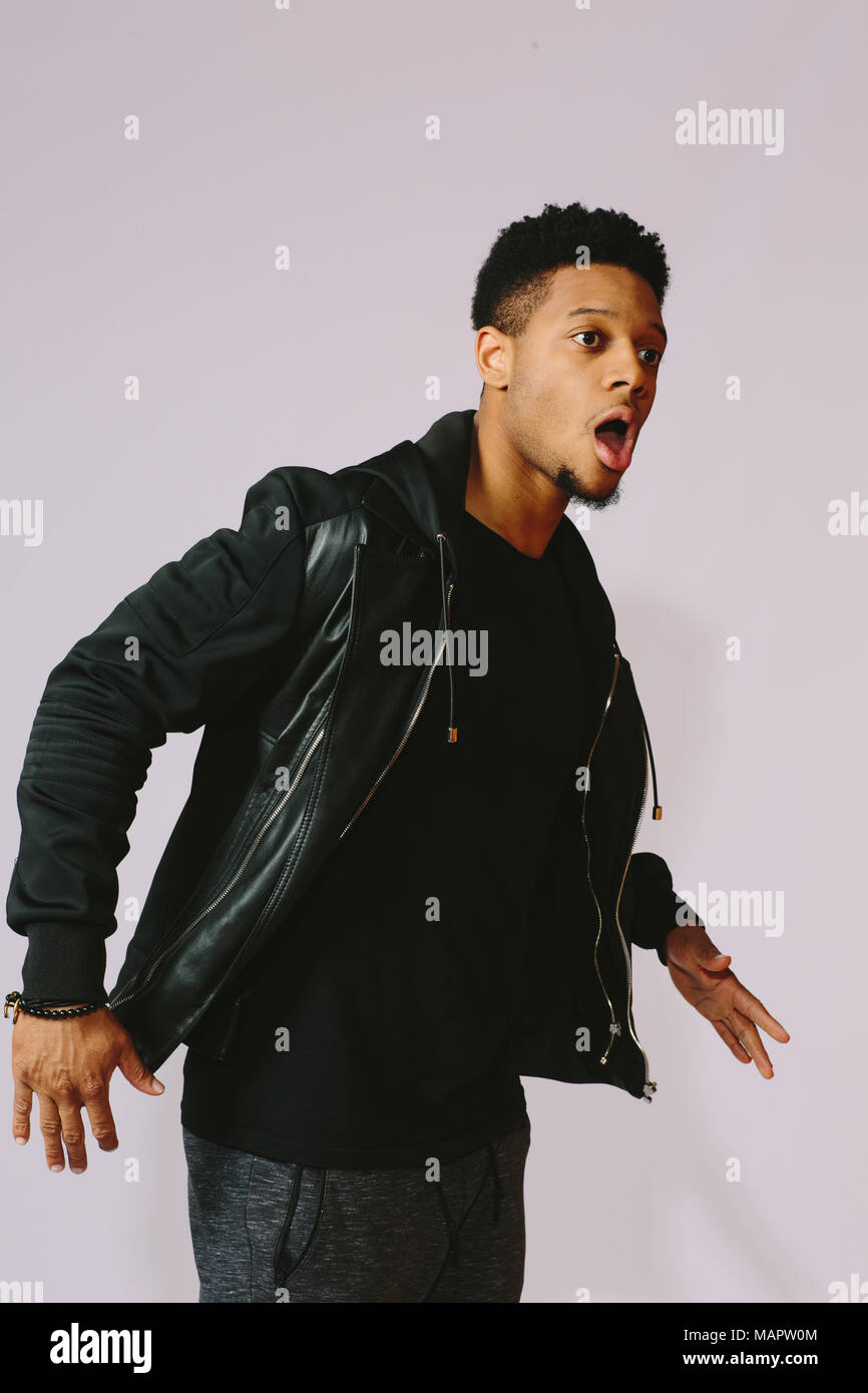 Porträt einer coolen jungen Mann, in Studio Hintergrund isoliert Stockfoto