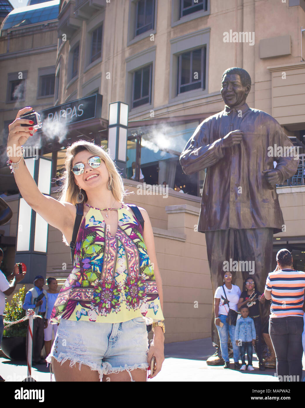 Frau am Nelson Mandela Square, Südafrika. Stockfoto