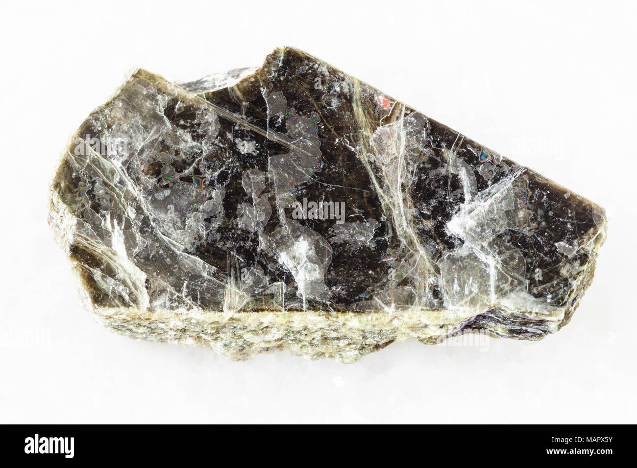 Makroaufnahmen von natürlichen Mineralgestein Muster - grobe Muskovitglimmer Stein auf weißem Hintergrund aus Pirtima Mine, Karelien, Russland Stockfoto
