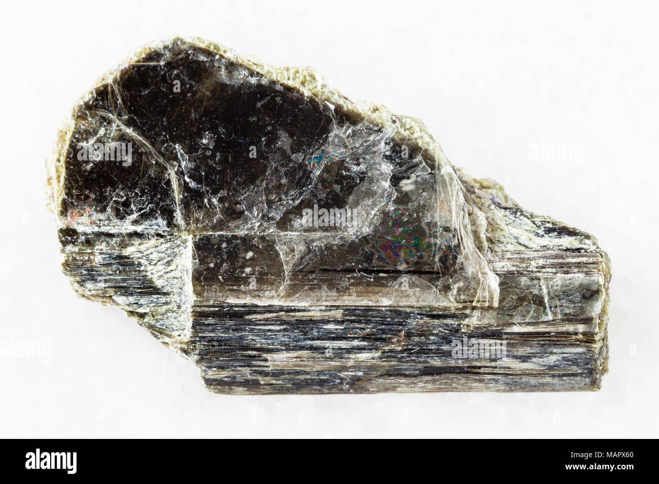 Makroaufnahmen von natürlichen Mineralgestein Muster - raw Muskovitglimmer Stein auf weißem Hintergrund aus Pirtima Mine, Karelien, Russland Stockfoto