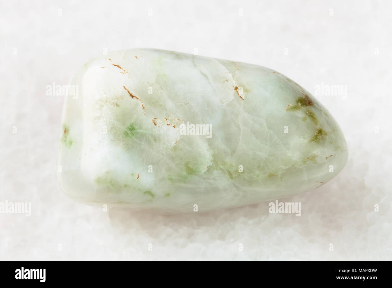 Makroaufnahmen von natürlichen Mineralgestein Muster - polierte vesuvianite Edelstein auf weißem Hintergrund aus Bazhenovskoe Mine, Swerdlowsk, Stockfoto