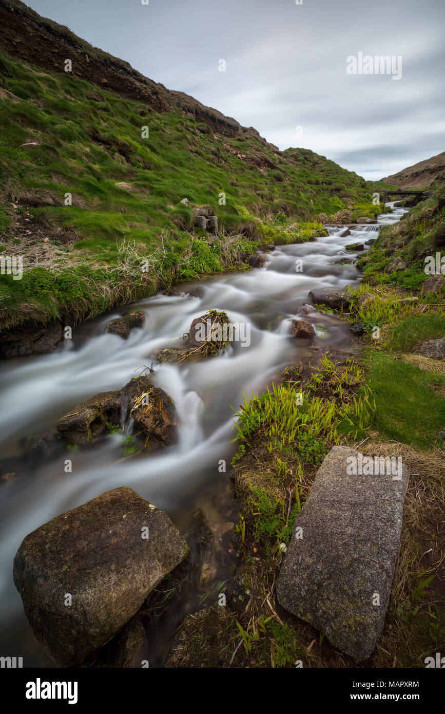 Eine schöne Kaskade von Wasser in einem Bach durch die Hügel am Kinderbett Tal, die auf die Küste von North Cornwall in der Nähe von St. Just und pendeen. nanven. Stockfoto