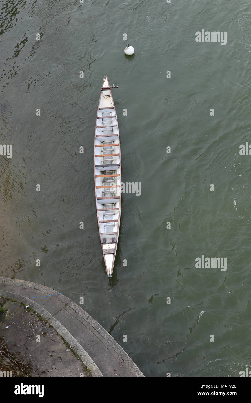 Lange weiße Rudern mit dem Boot auf dem Fluss Rhein, Ansicht von oben, Basel Stockfoto