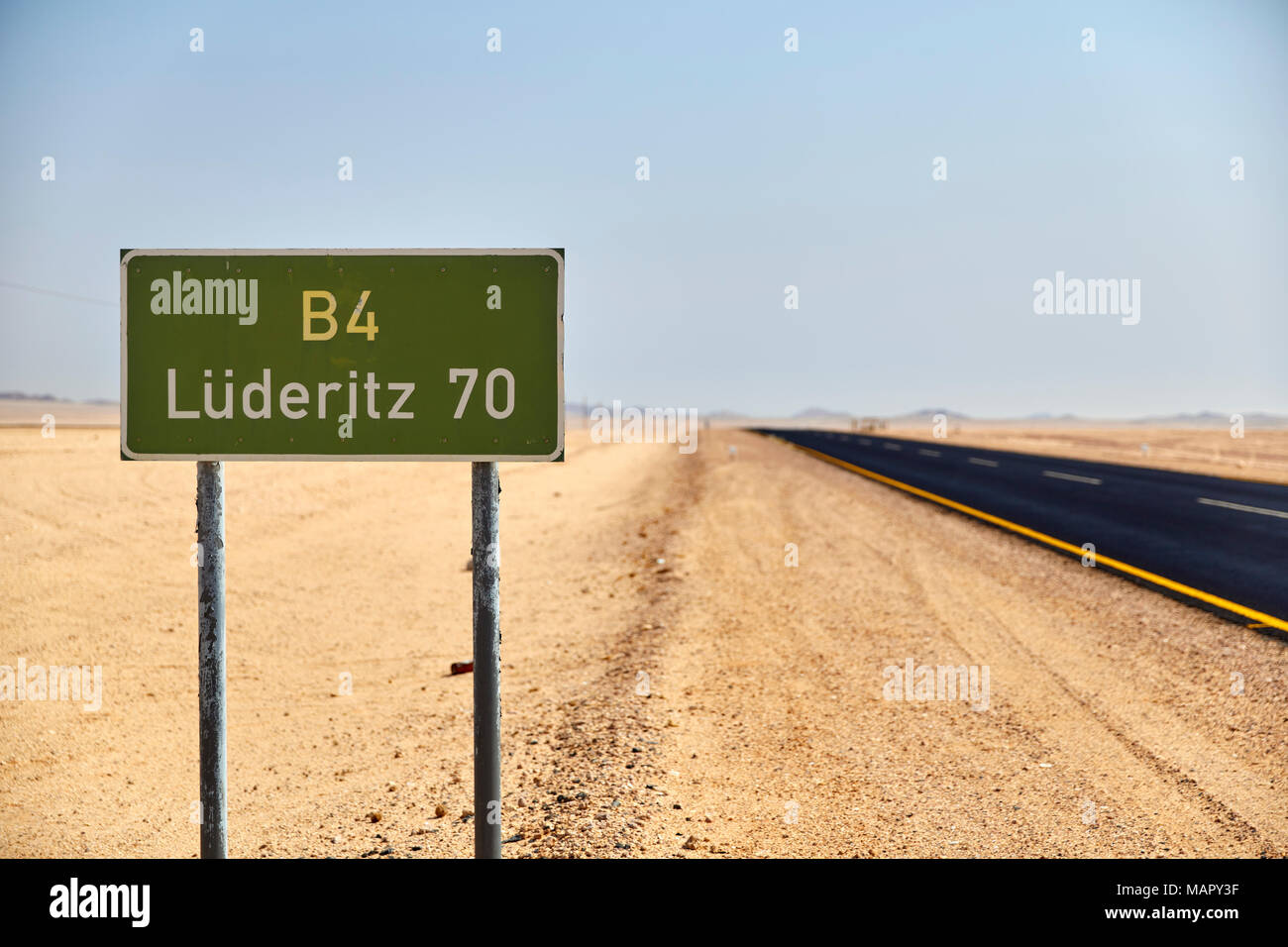 Schild demarking Route B4 und Abstand zu Lüderitz, Namibia, Afrika Stockfoto