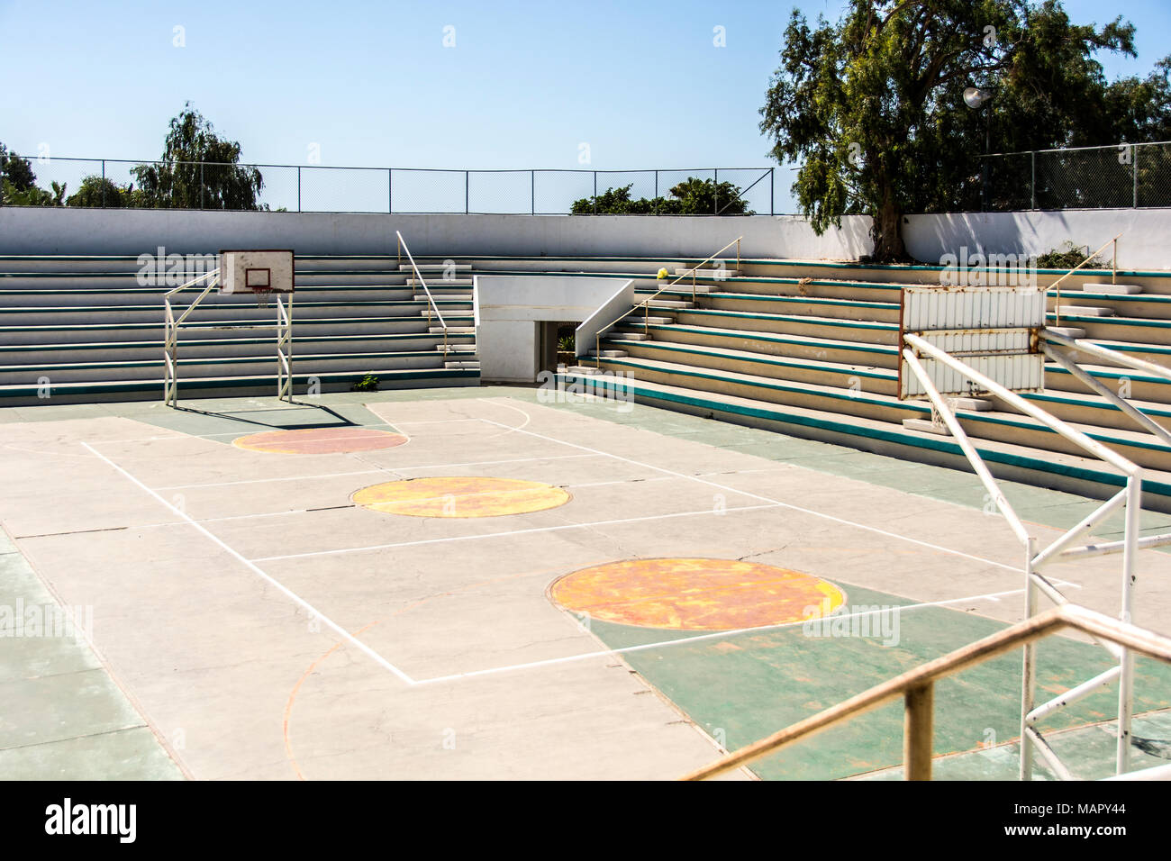 Einen Baskettballplatz draußen in der Stadt von Todos Santos, Baja California Sur, Mexiko Stockfoto