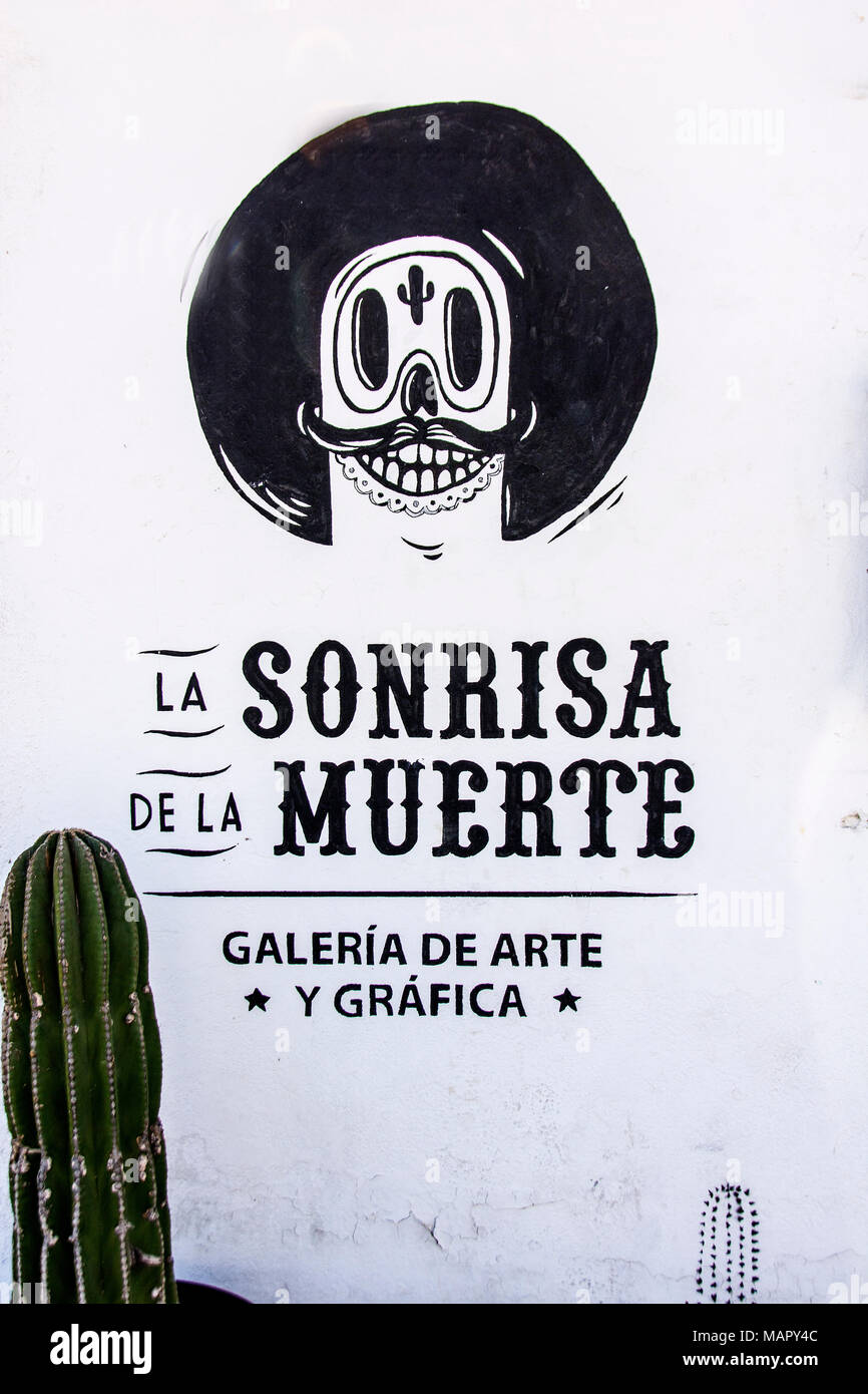La Sonrisa de La Muerte, die übersetzt, das Lächeln der Toten. Es ist eine lokale Grafik Galerie in der Stadt von Todos Santos, Baja California, MX Stockfoto