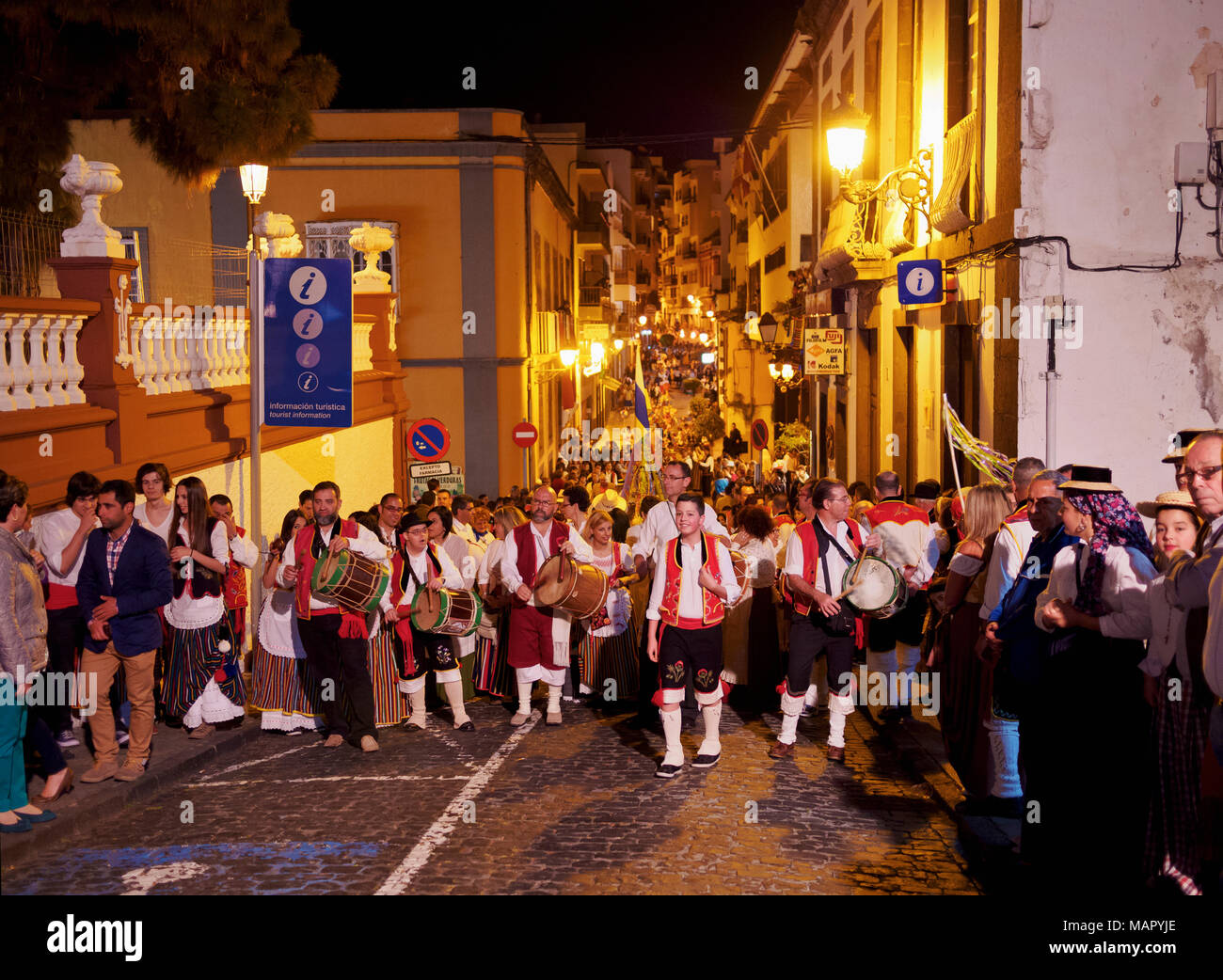 Parade in der Nacht, Baile de Magos, traditionelle Straßenfest, Icod de los Vinos, Teneriffa, Kanarische Inseln, Spanien, Europa Stockfoto