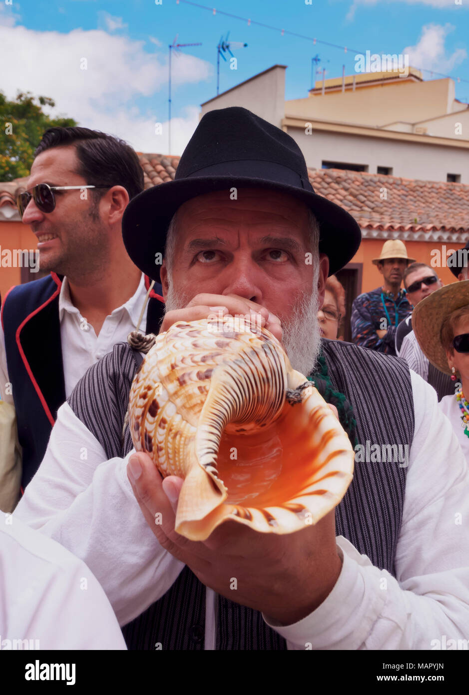 Mann blasen Muschelschale, Romeria de San Benito de Abad, traditionelle Straßenfest, San Cristobal de La Laguna, Teneriffa, Kanarische Inseln, Spanien, Stockfoto